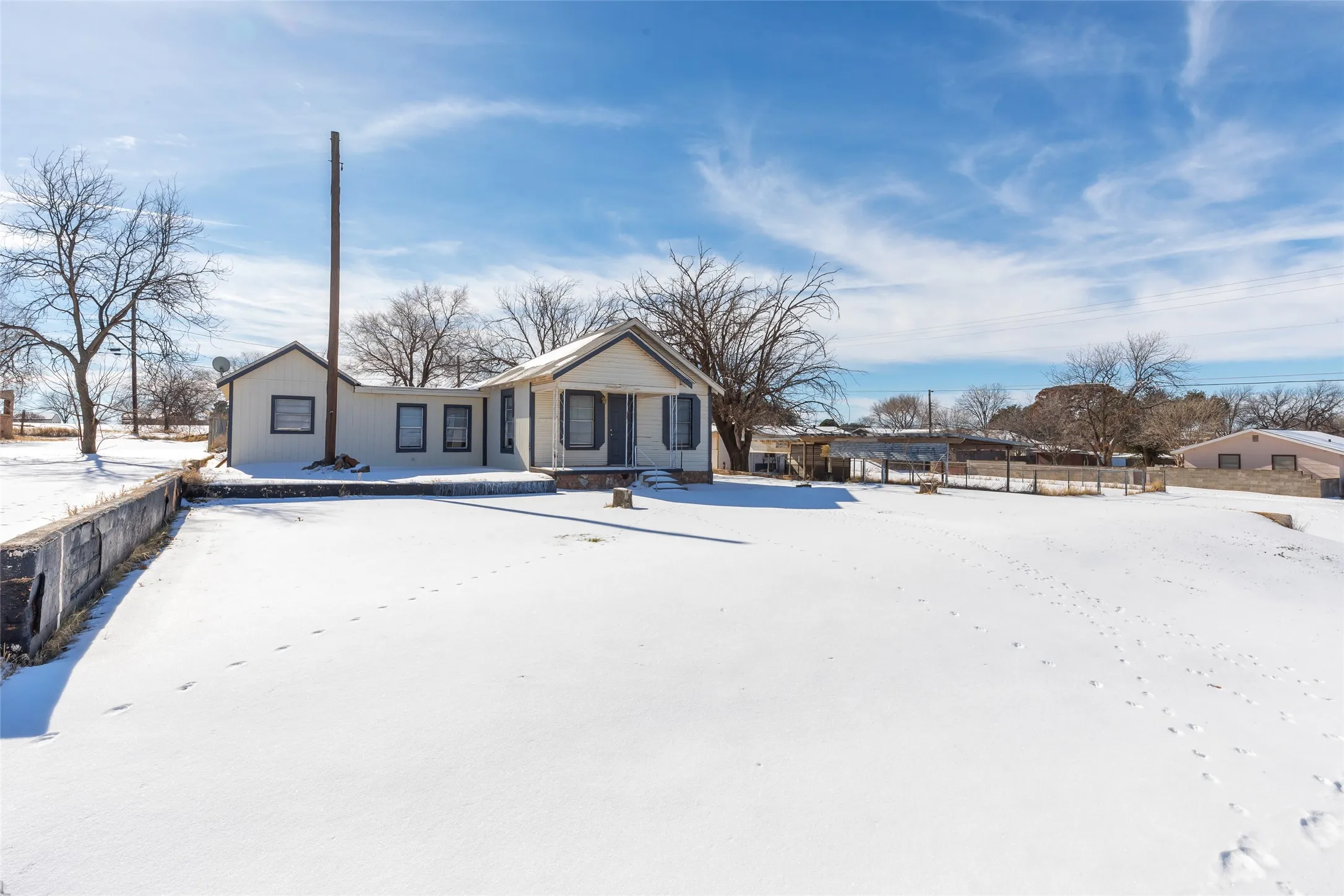 Single Family Residence For Sale in Nolan County , 1902 Bristol Drive, Sweetwater, Texas 79556, 2 Bedrooms, 1 Bathroom, Garage spaces, 980 Sqft, built in 1944, Price $93,000, mls#21165735, Real Estate Agent in Sweetwater, Homes For Sale in Nolan county, Homes For Sale in Sweetwater, Realtor in Sweetwater Texas, Real Estate Brokerage Independent Realty Texas, Luminita Cordes Realtor