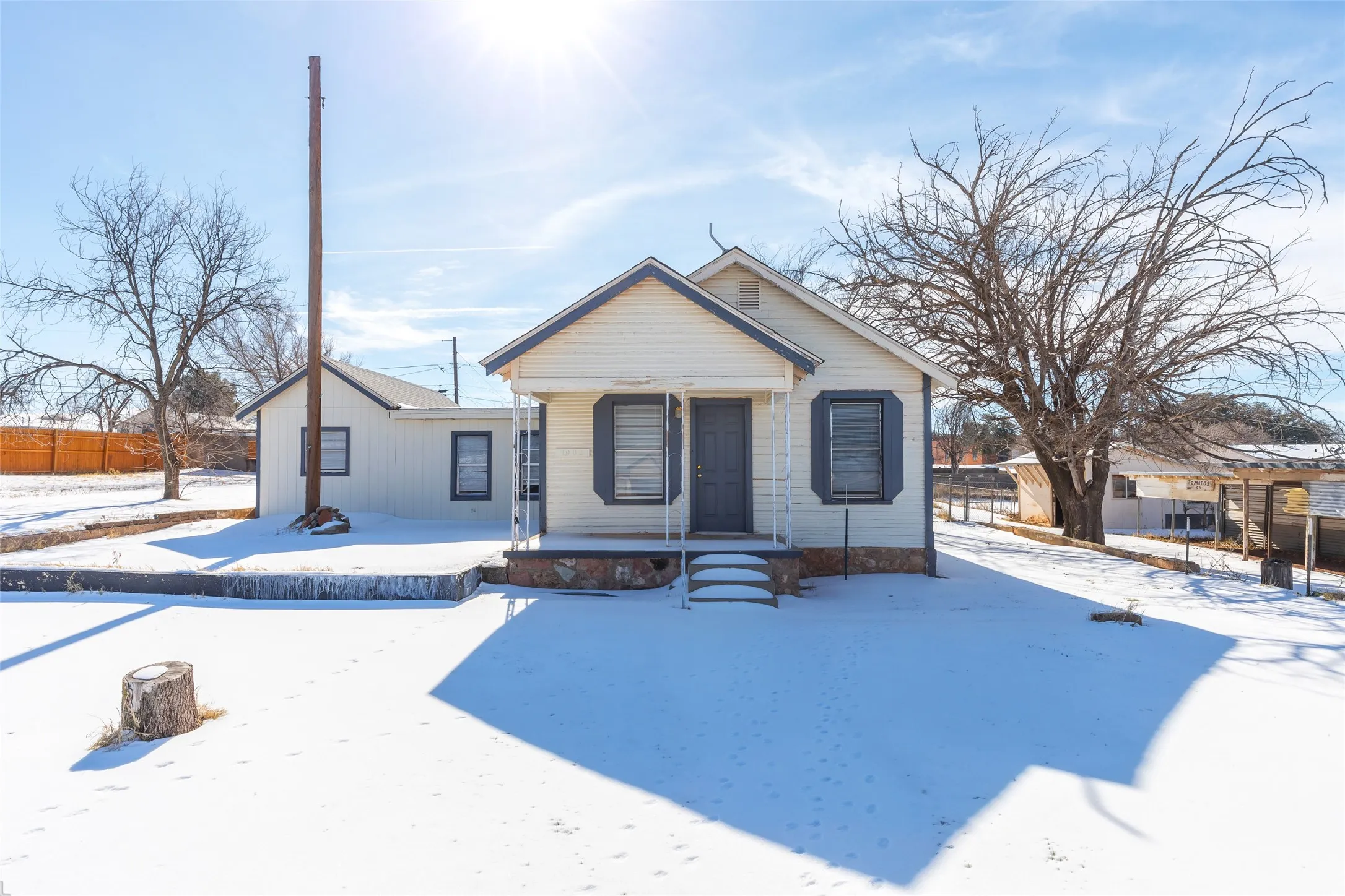 Single Family Residence For Sale in Nolan County , 1902 Bristol Drive, Sweetwater, Texas 79556, 2 Bedrooms, 1 Bathroom, Garage spaces, 980 Sqft, built in 1944, Price $93,000, mls#21165735, Real Estate Agent in Sweetwater, Homes For Sale in Nolan county, Homes For Sale in Sweetwater, Realtor in Sweetwater Texas, Real Estate Brokerage Independent Realty Texas, Luminita Cordes Realtor
