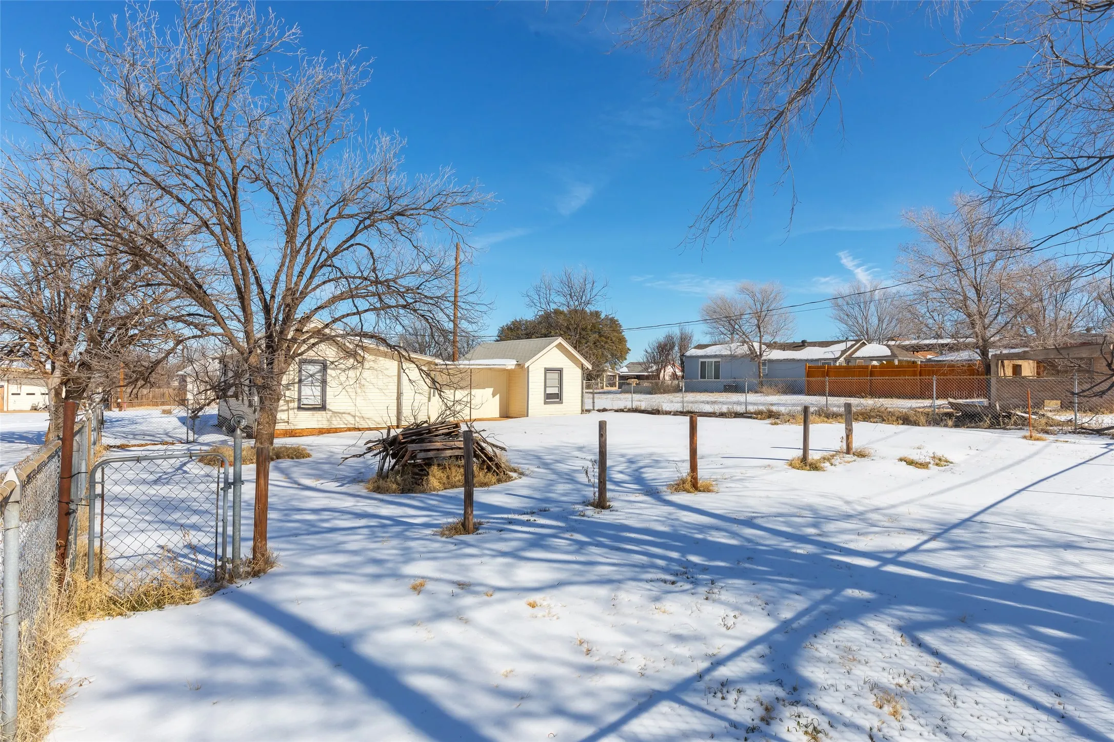 Single Family Residence For Sale in Nolan County , 1902 Bristol Drive, Sweetwater, Texas 79556, 2 Bedrooms, 1 Bathroom, Garage spaces, 980 Sqft, built in 1944, Price $93,000, mls#21165735, Real Estate Agent in Sweetwater, Homes For Sale in Nolan county, Homes For Sale in Sweetwater, Realtor in Sweetwater Texas, Real Estate Brokerage Independent Realty Texas, Luminita Cordes Realtor