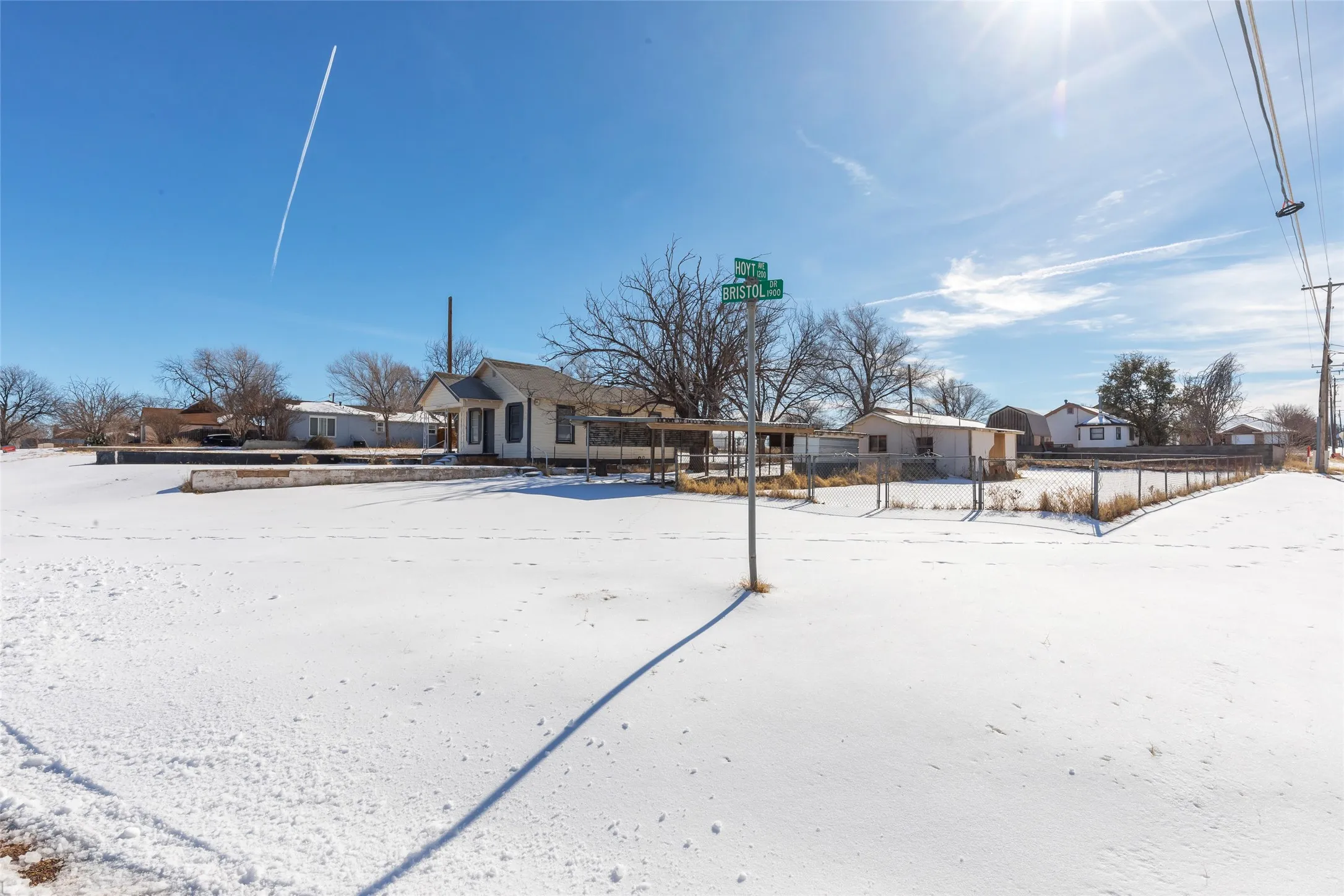 Single Family Residence For Sale in Nolan County , 1902 Bristol Drive, Sweetwater, Texas 79556, 2 Bedrooms, 1 Bathroom, Garage spaces, 980 Sqft, built in 1944, Price $93,000, mls#21165735, Real Estate Agent in Sweetwater, Homes For Sale in Nolan county, Homes For Sale in Sweetwater, Realtor in Sweetwater Texas, Real Estate Brokerage Independent Realty Texas, Luminita Cordes Realtor