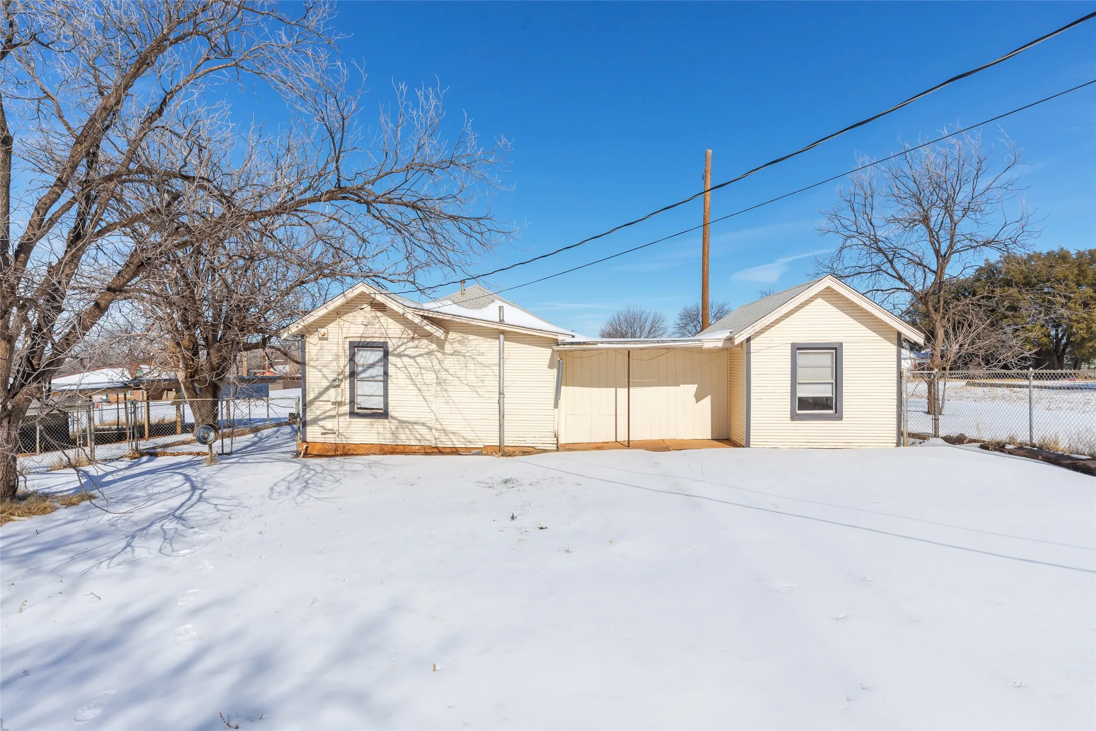 Single Family Residence For Sale in Nolan County , 1902 Bristol Drive, Sweetwater, Texas 79556, 2 Bedrooms, 1 Bathroom, Garage spaces, 980 Sqft, built in 1944, Price $93,000, mls#21165735, Real Estate Agent in Sweetwater, Homes For Sale in Nolan county, Homes For Sale in Sweetwater, Realtor in Sweetwater Texas, Real Estate Brokerage Independent Realty Texas, Luminita Cordes Realtor