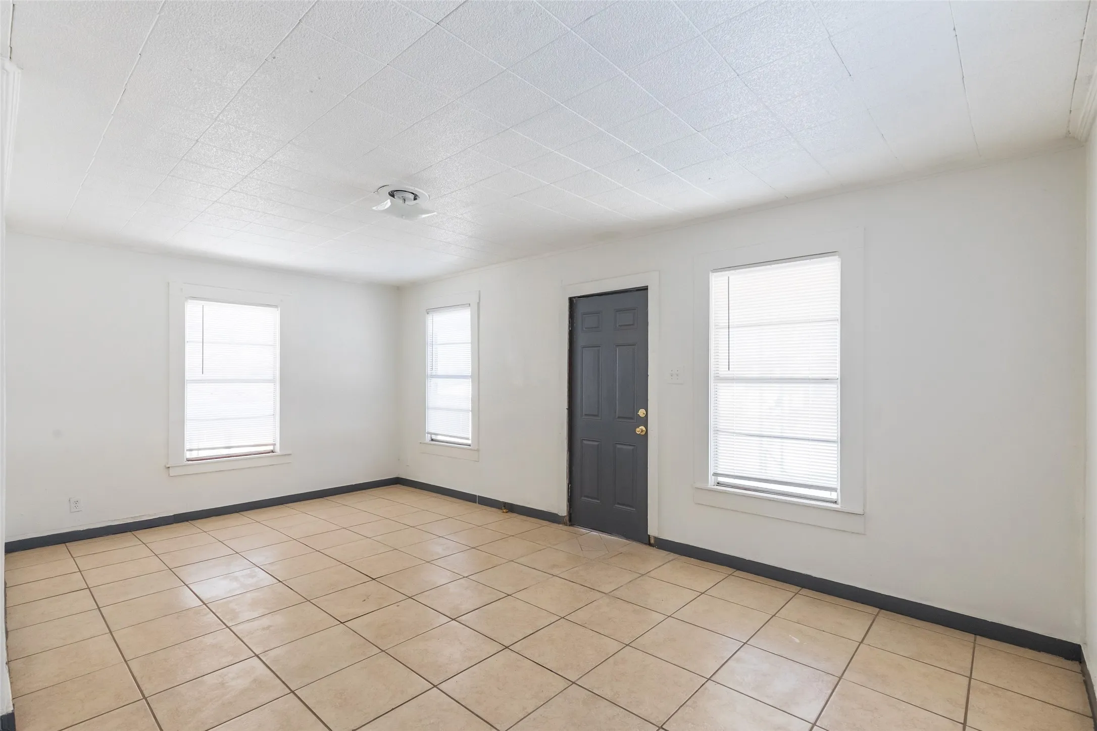 Single Family Residence For Sale in Nolan County , 1902 Bristol Drive, Sweetwater, Texas 79556, 2 Bedrooms, 1 Bathroom, Garage spaces, 980 Sqft, built in 1944, Price $93,000, mls#21165735, Real Estate Agent in Sweetwater, Homes For Sale in Nolan county, Homes For Sale in Sweetwater, Realtor in Sweetwater Texas, Real Estate Brokerage Independent Realty Texas, Luminita Cordes Realtor