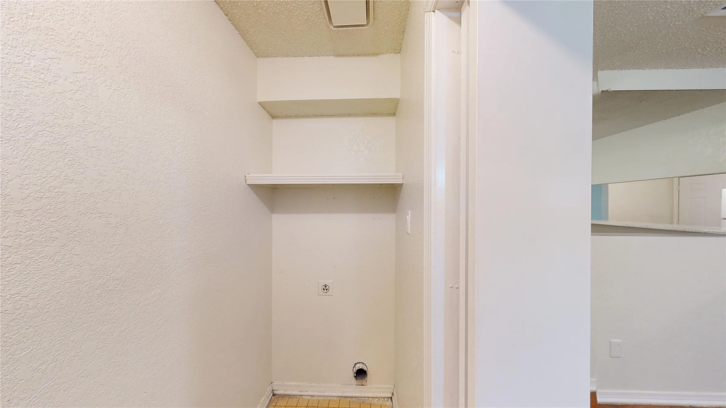 Laundry area with a textured ceiling and electric dryer hookup