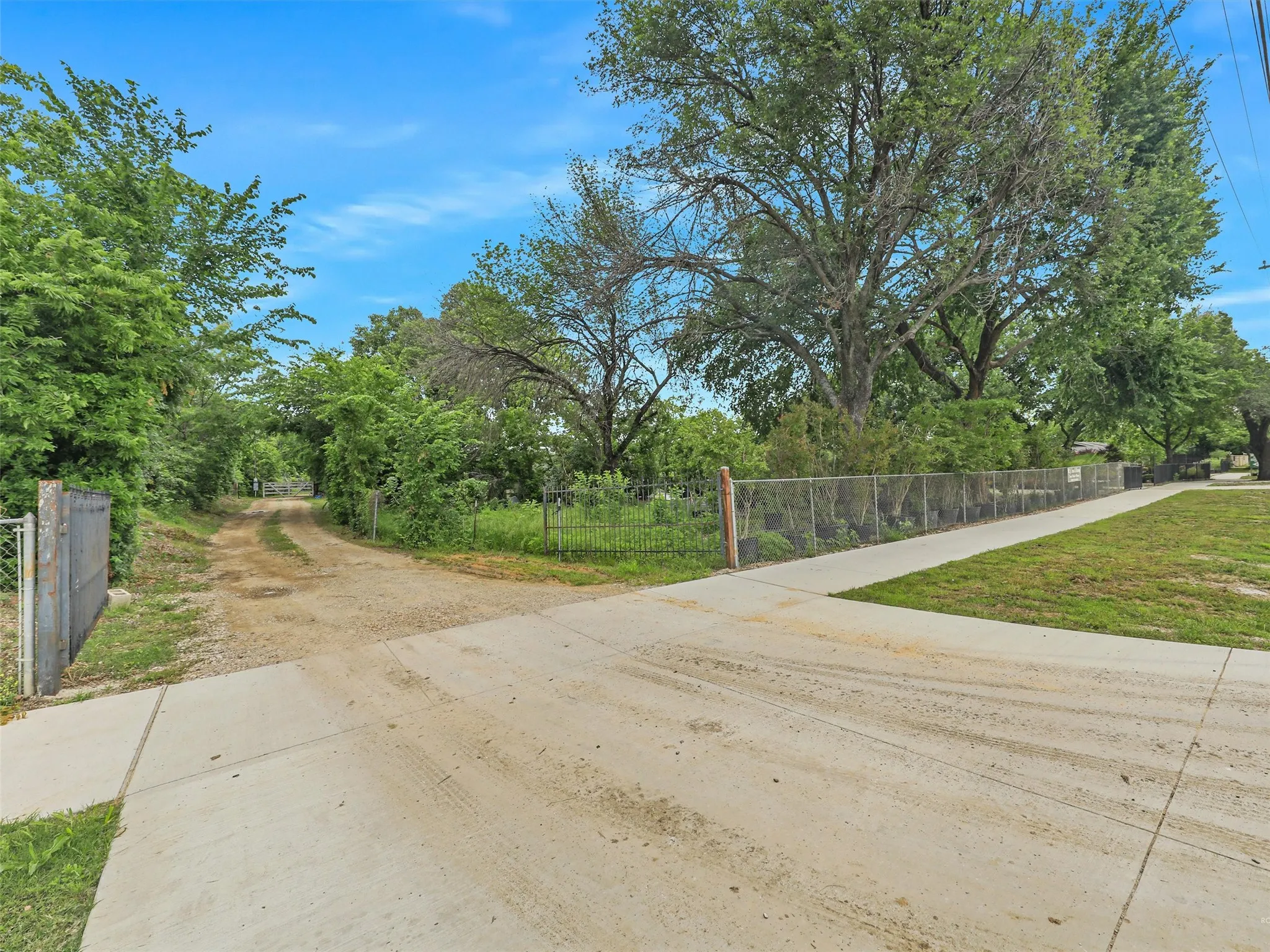 Single Family Residence For Sale in Tarrant County , 2499 Union Church Road, Southlake, Texas 76092, 3 Bedrooms, 1 Bathroom, Garage spaces, 1,056 Sqft, built in 1960, Price $5,600,000, mls#21168705, Real Estate Agent in Southlake, Homes For Sale in Tarrant county, Homes For Sale in Southlake, Realtor in Southlake Texas, Real Estate Brokerage Independent Realty Texas, Luminita Cordes Realtor