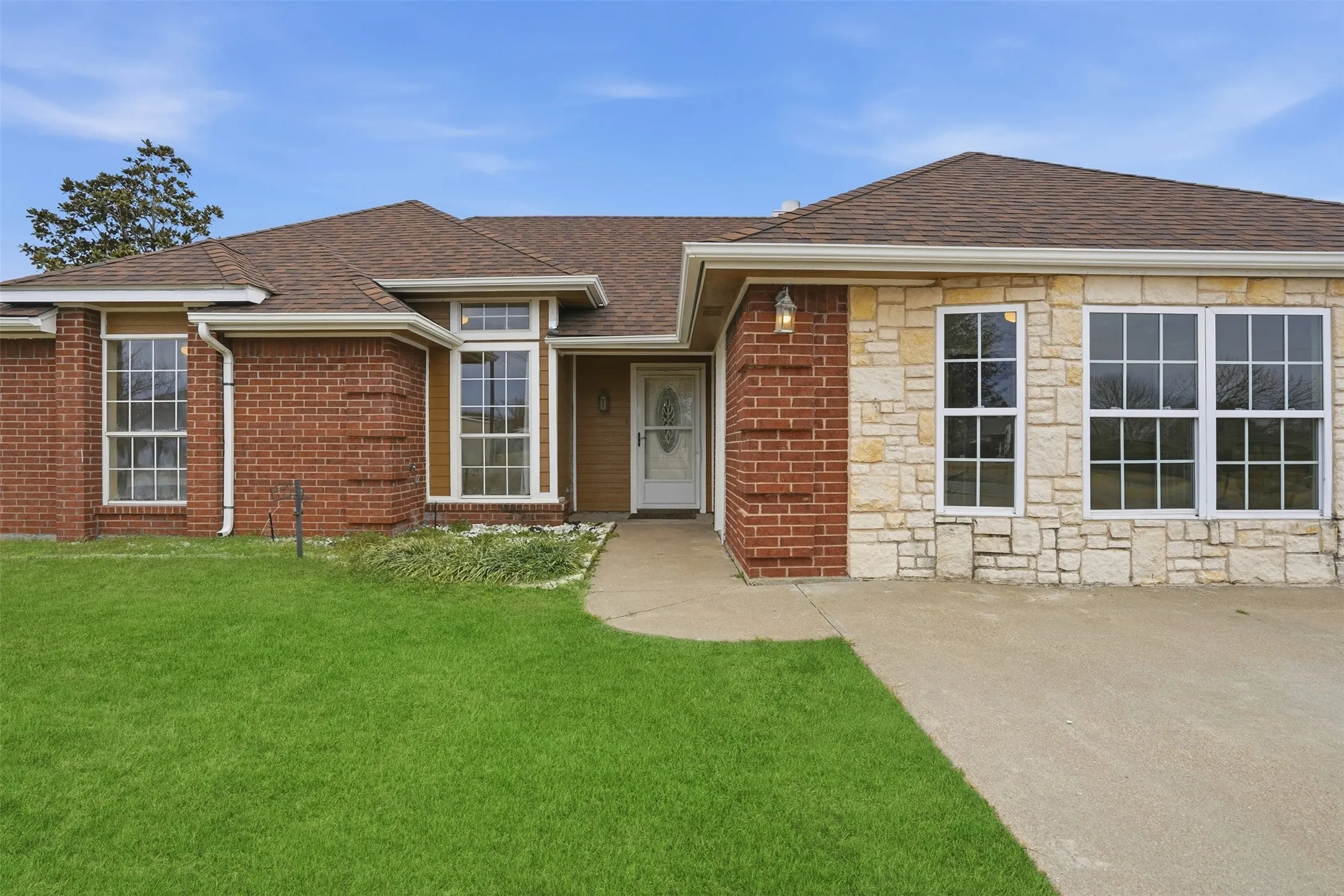 Single Family Residence For Sale in Hood County , 3917 Country Meadows Circle, Granbury, Texas 76049, 4 Bedroom, 2 Bathroom, Garage spaces, 2,100 Sqft, built in 1991, Price $349,999, mls#21168889, Real Estate Agent in Granbury, Homes For Sale in Hood county, Homes For Sale in Granbury, Realtor in Granbury Texas, Real Estate Brokerage Independent Realty Texas, Luminita Cordes Realtor