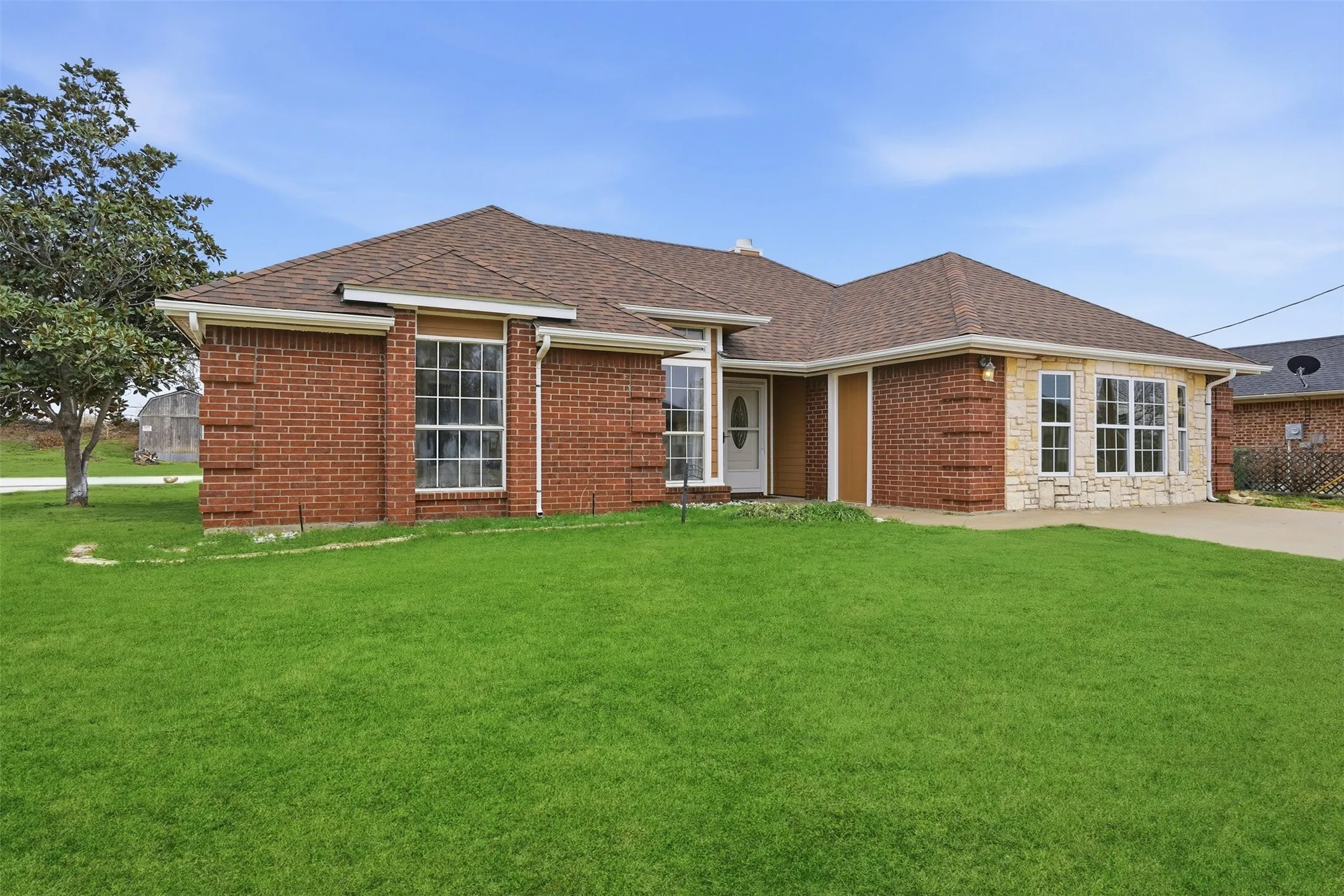 Single Family Residence For Sale in Hood County , 3917 Country Meadows Circle, Granbury, Texas 76049, 4 Bedroom, 2 Bathroom, Garage spaces, 2,100 Sqft, built in 1991, Price $349,999, mls#21168889, Real Estate Agent in Granbury, Homes For Sale in Hood county, Homes For Sale in Granbury, Realtor in Granbury Texas, Real Estate Brokerage Independent Realty Texas, Luminita Cordes Realtor