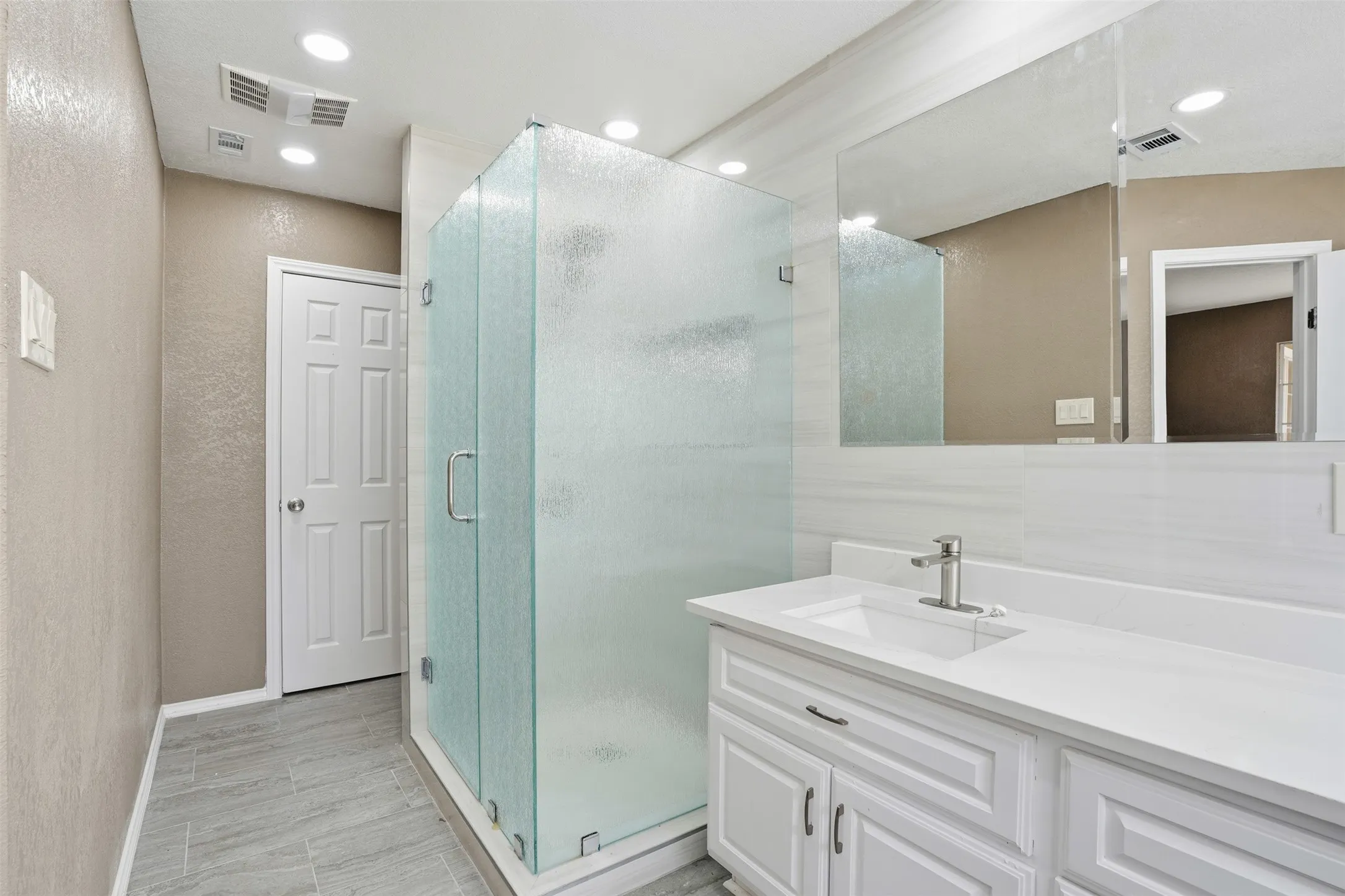 Single Family Residence For Sale in Hood County , 3917 Country Meadows Circle, Granbury, Texas 76049, 4 Bedroom, 2 Bathroom, Garage spaces, 2,100 Sqft, built in 1991, Price $349,999, mls#21168889, Real Estate Agent in Granbury, Homes For Sale in Hood county, Homes For Sale in Granbury, Realtor in Granbury Texas, Real Estate Brokerage Independent Realty Texas, Luminita Cordes Realtor