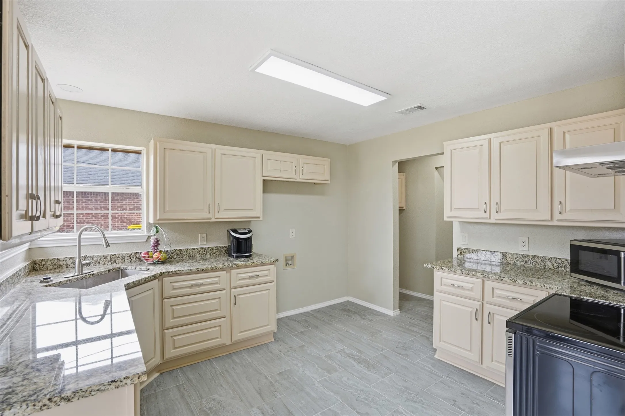 Single Family Residence For Sale in Hood County , 3917 Country Meadows Circle, Granbury, Texas 76049, 4 Bedroom, 2 Bathroom, Garage spaces, 2,100 Sqft, built in 1991, Price $349,999, mls#21168889, Real Estate Agent in Granbury, Homes For Sale in Hood county, Homes For Sale in Granbury, Realtor in Granbury Texas, Real Estate Brokerage Independent Realty Texas, Luminita Cordes Realtor