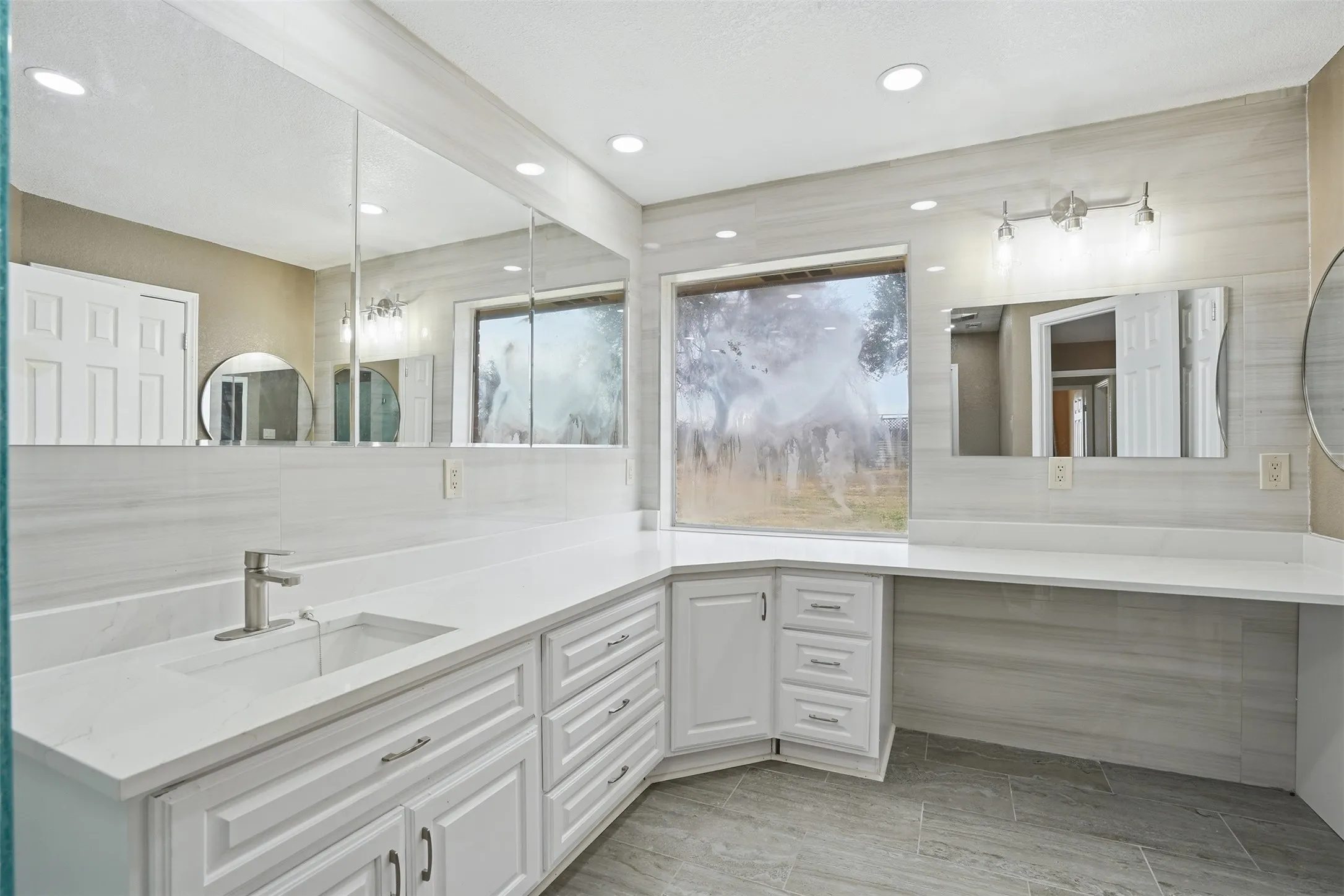Single Family Residence For Sale in Hood County , 3917 Country Meadows Circle, Granbury, Texas 76049, 4 Bedroom, 2 Bathroom, Garage spaces, 2,100 Sqft, built in 1991, Price $349,999, mls#21168889, Real Estate Agent in Granbury, Homes For Sale in Hood county, Homes For Sale in Granbury, Realtor in Granbury Texas, Real Estate Brokerage Independent Realty Texas, Luminita Cordes Realtor