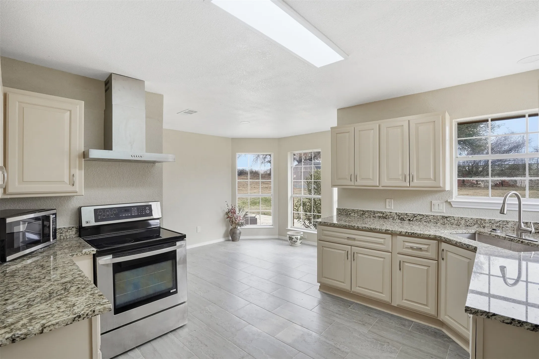 Single Family Residence For Sale in Hood County , 3917 Country Meadows Circle, Granbury, Texas 76049, 4 Bedroom, 2 Bathroom, Garage spaces, 2,100 Sqft, built in 1991, Price $349,999, mls#21168889, Real Estate Agent in Granbury, Homes For Sale in Hood county, Homes For Sale in Granbury, Realtor in Granbury Texas, Real Estate Brokerage Independent Realty Texas, Luminita Cordes Realtor