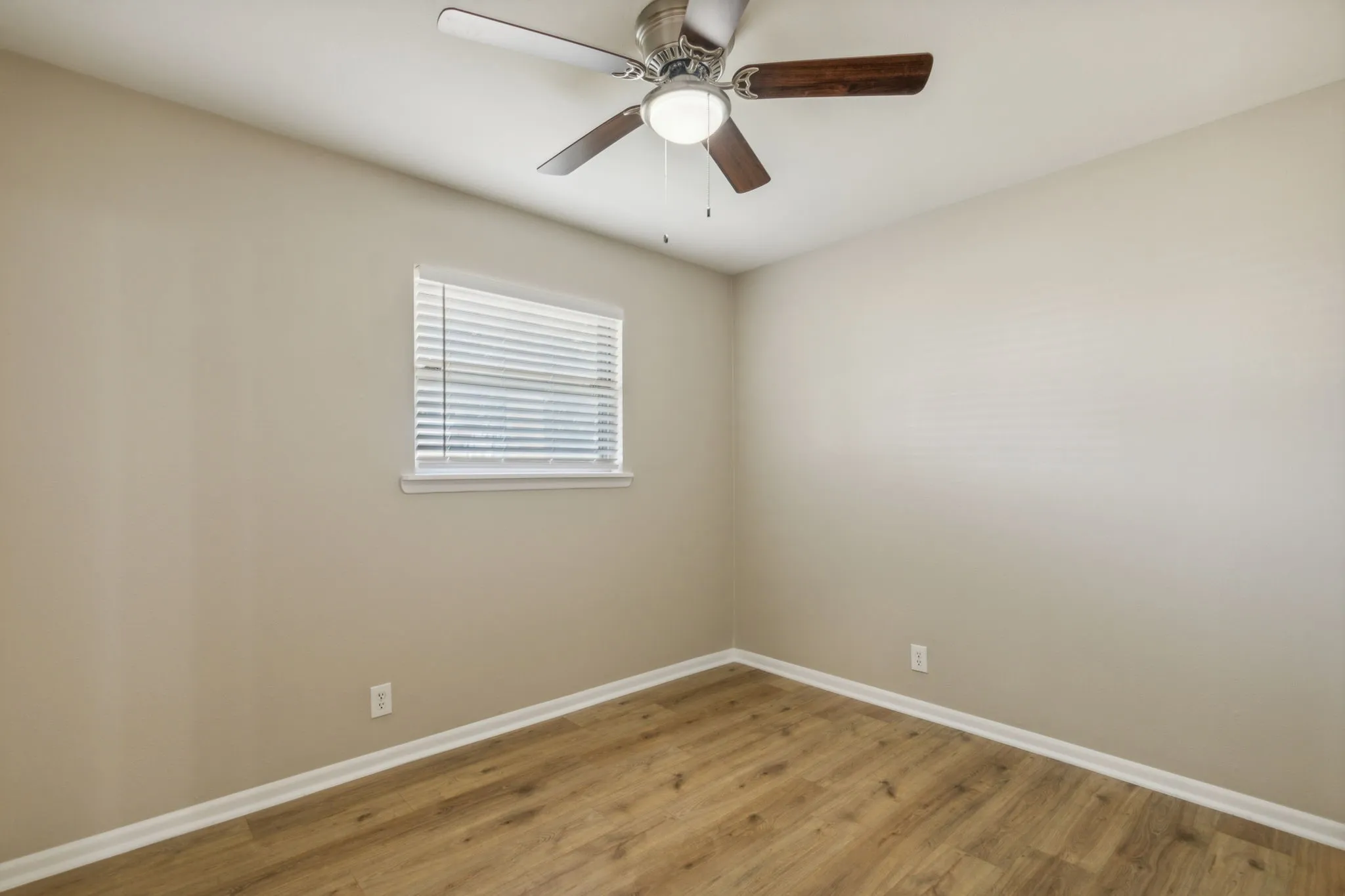 Single Family Residence For Sale in Grayson County , 805 La Salle Drive, Sherman, Texas 75090, 3 Bedroom, 2 Bathroom, 2 Garage spaces, 1,541 Sqft, built in 1964, Preowned, mls#21169142, Real Estate Agent in Sherman, Homes For Sale in Grayson county, Homes For Sale in Sherman, Realtor in Sherman Texas, Real Estate Brokerage Independent Realty Texas, Luminita Cordes Realtor