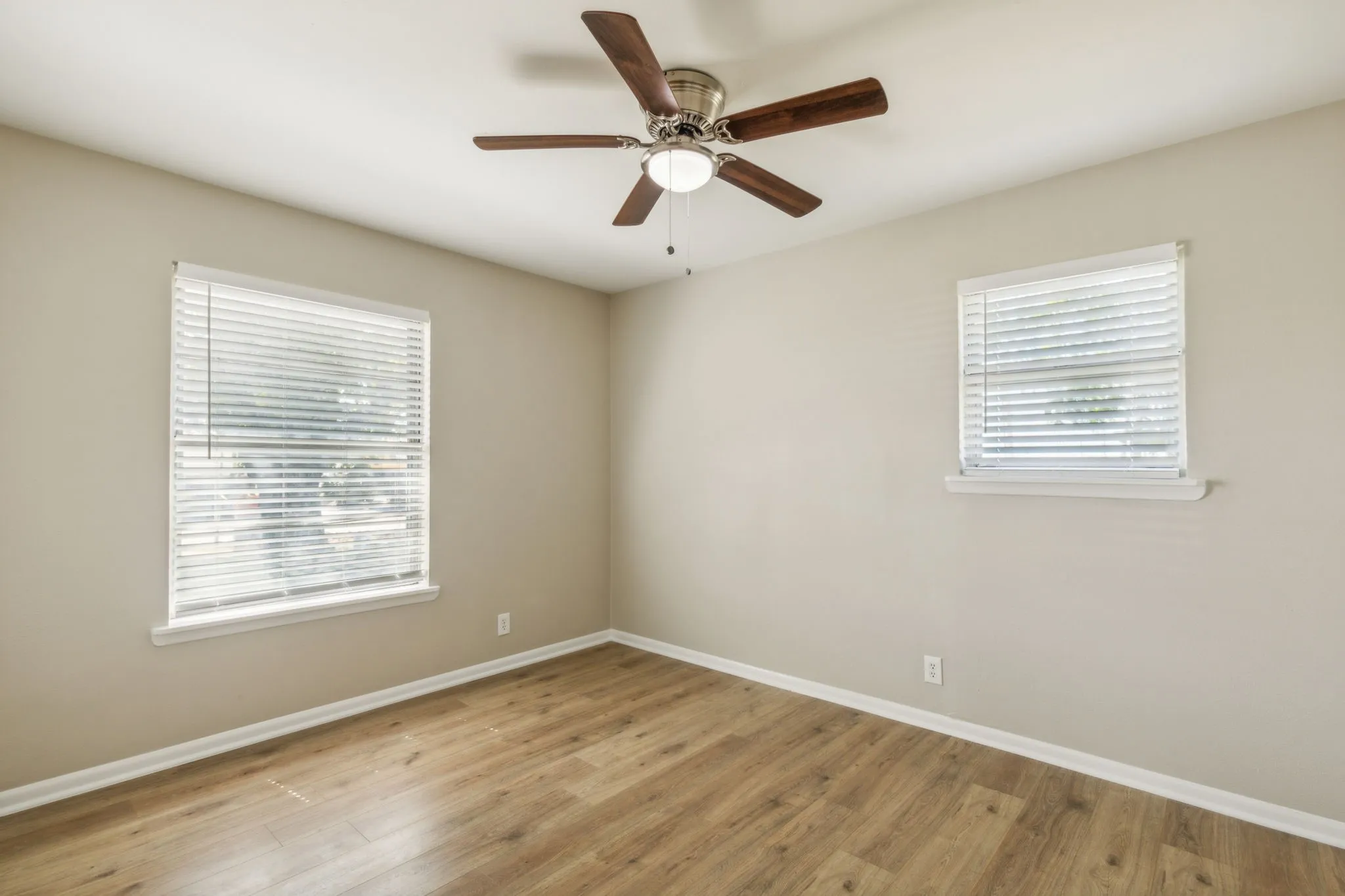 Single Family Residence For Sale in Grayson County , 805 La Salle Drive, Sherman, Texas 75090, 3 Bedroom, 2 Bathroom, 2 Garage spaces, 1,541 Sqft, built in 1964, Preowned, mls#21169142, Real Estate Agent in Sherman, Homes For Sale in Grayson county, Homes For Sale in Sherman, Realtor in Sherman Texas, Real Estate Brokerage Independent Realty Texas, Luminita Cordes Realtor