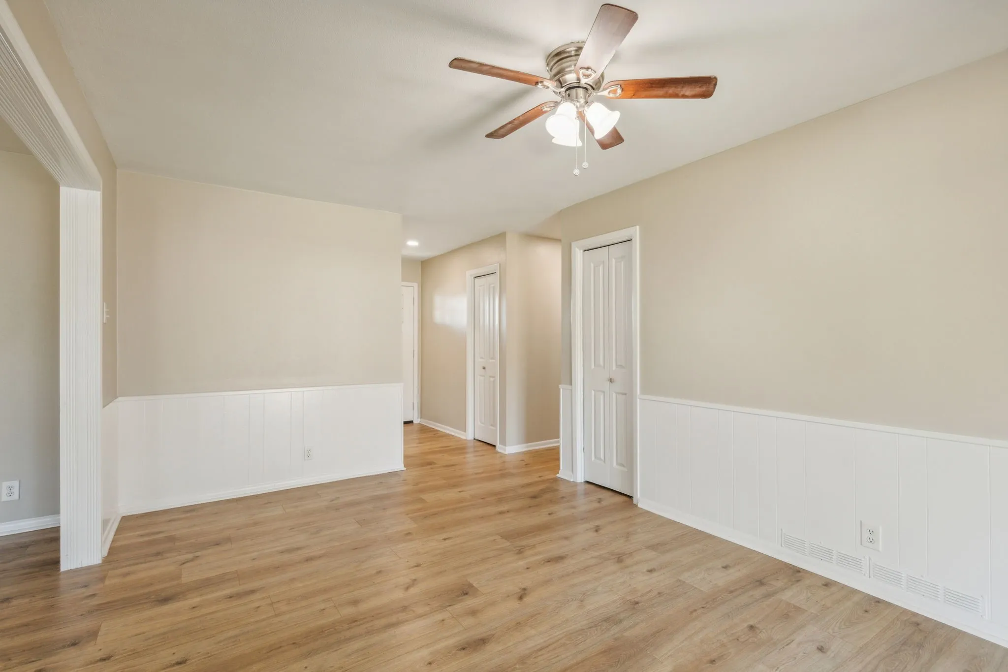 Single Family Residence For Sale in Grayson County , 805 La Salle Drive, Sherman, Texas 75090, 3 Bedroom, 2 Bathroom, 2 Garage spaces, 1,541 Sqft, built in 1964, Preowned, mls#21169142, Real Estate Agent in Sherman, Homes For Sale in Grayson county, Homes For Sale in Sherman, Realtor in Sherman Texas, Real Estate Brokerage Independent Realty Texas, Luminita Cordes Realtor