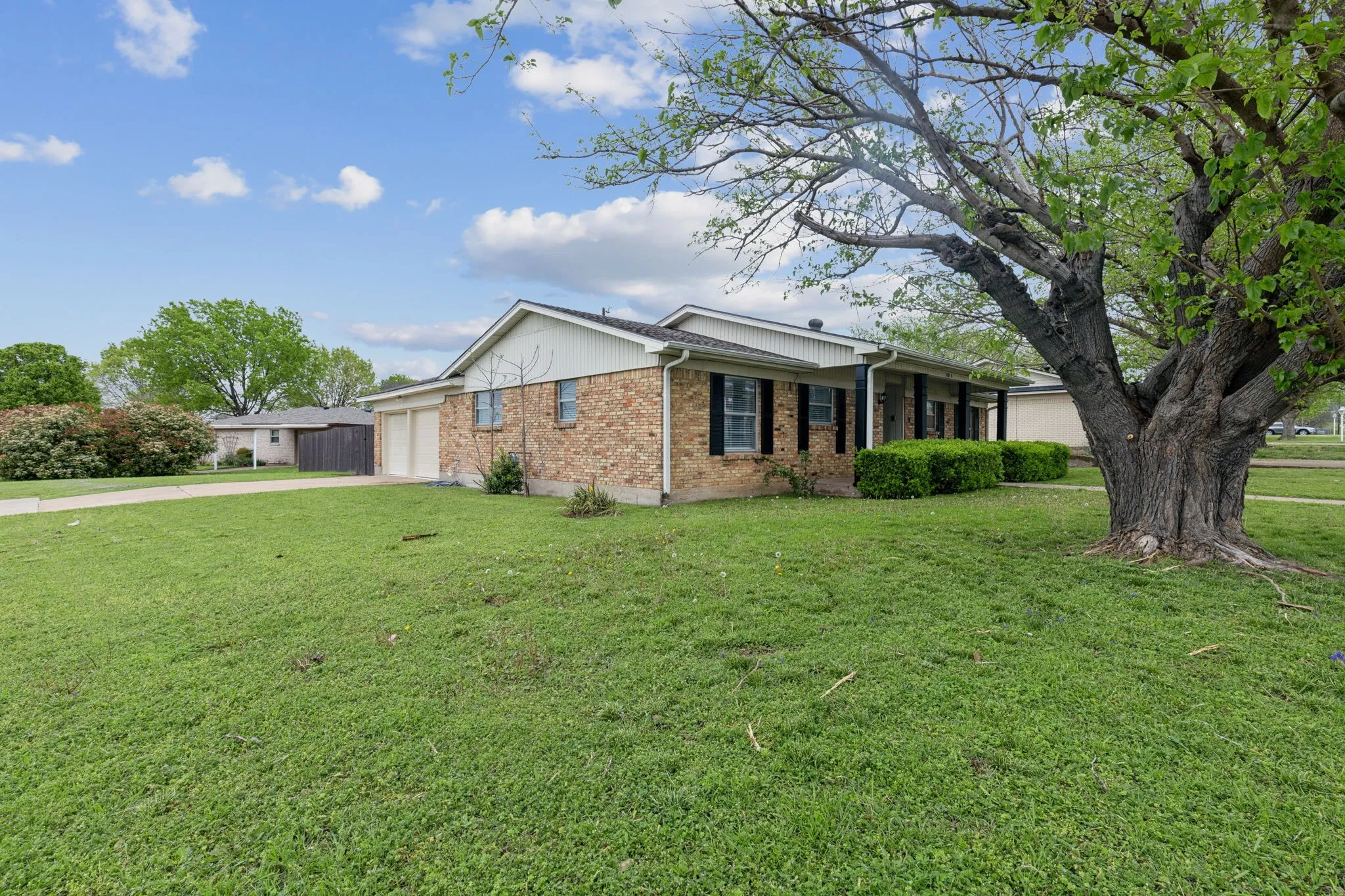 Single Family Residence For Sale in Grayson County , 805 La Salle Drive, Sherman, Texas 75090, 3 Bedroom, 2 Bathroom, 2 Garage spaces, 1,541 Sqft, built in 1964, Preowned, mls#21169142, Real Estate Agent in Sherman, Homes For Sale in Grayson county, Homes For Sale in Sherman, Realtor in Sherman Texas, Real Estate Brokerage Independent Realty Texas, Luminita Cordes Realtor