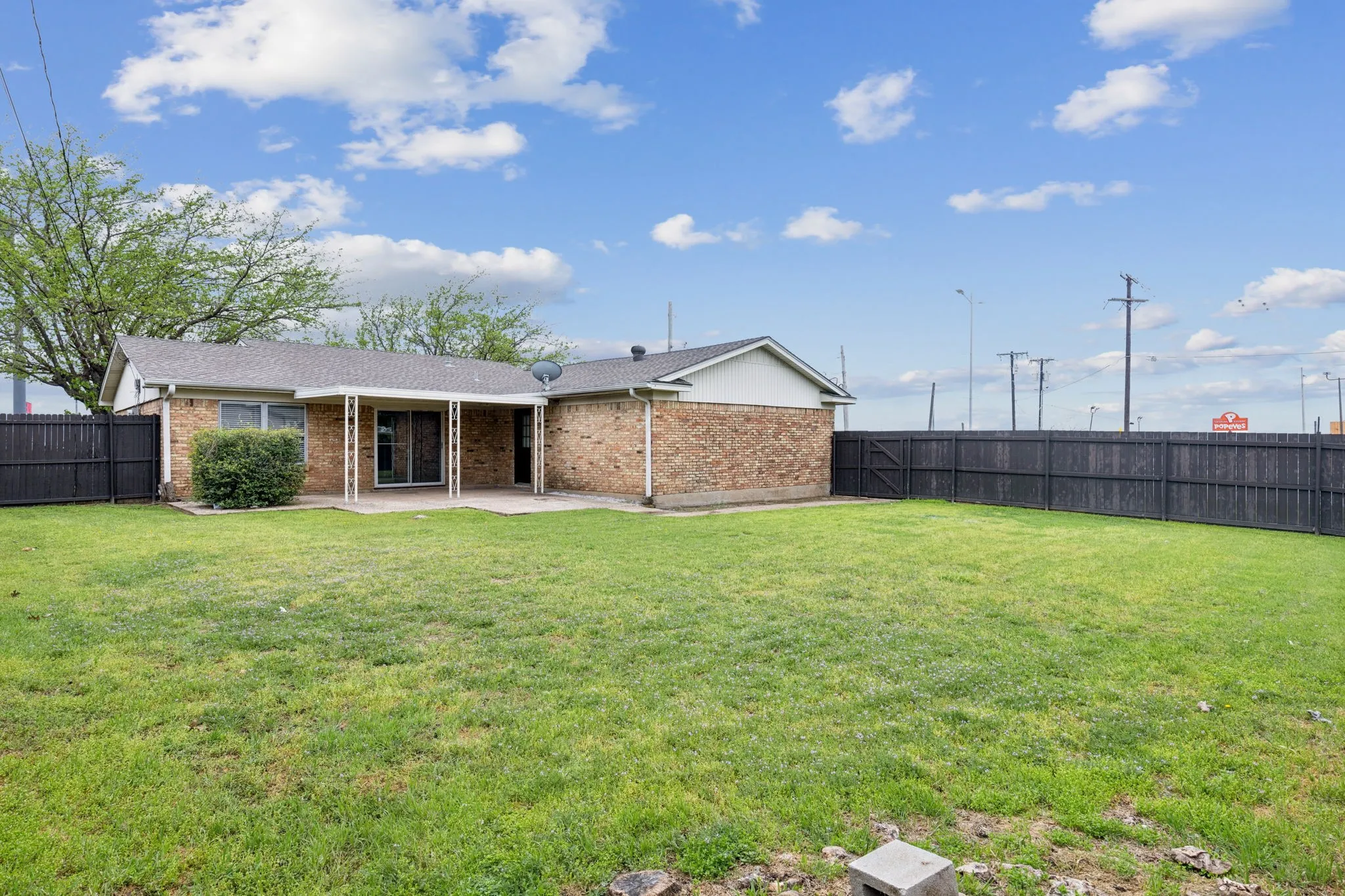 Single Family Residence For Sale in Grayson County , 805 La Salle Drive, Sherman, Texas 75090, 3 Bedroom, 2 Bathroom, 2 Garage spaces, 1,541 Sqft, built in 1964, Preowned, mls#21169142, Real Estate Agent in Sherman, Homes For Sale in Grayson county, Homes For Sale in Sherman, Realtor in Sherman Texas, Real Estate Brokerage Independent Realty Texas, Luminita Cordes Realtor