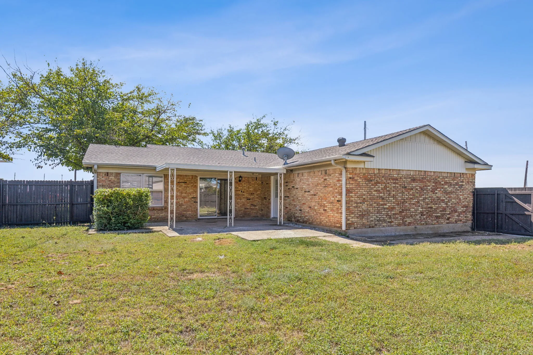 Single Family Residence For Sale in Grayson County , 805 La Salle Drive, Sherman, Texas 75090, 3 Bedroom, 2 Bathroom, 2 Garage spaces, 1,541 Sqft, built in 1964, Preowned, mls#21169142, Real Estate Agent in Sherman, Homes For Sale in Grayson county, Homes For Sale in Sherman, Realtor in Sherman Texas, Real Estate Brokerage Independent Realty Texas, Luminita Cordes Realtor