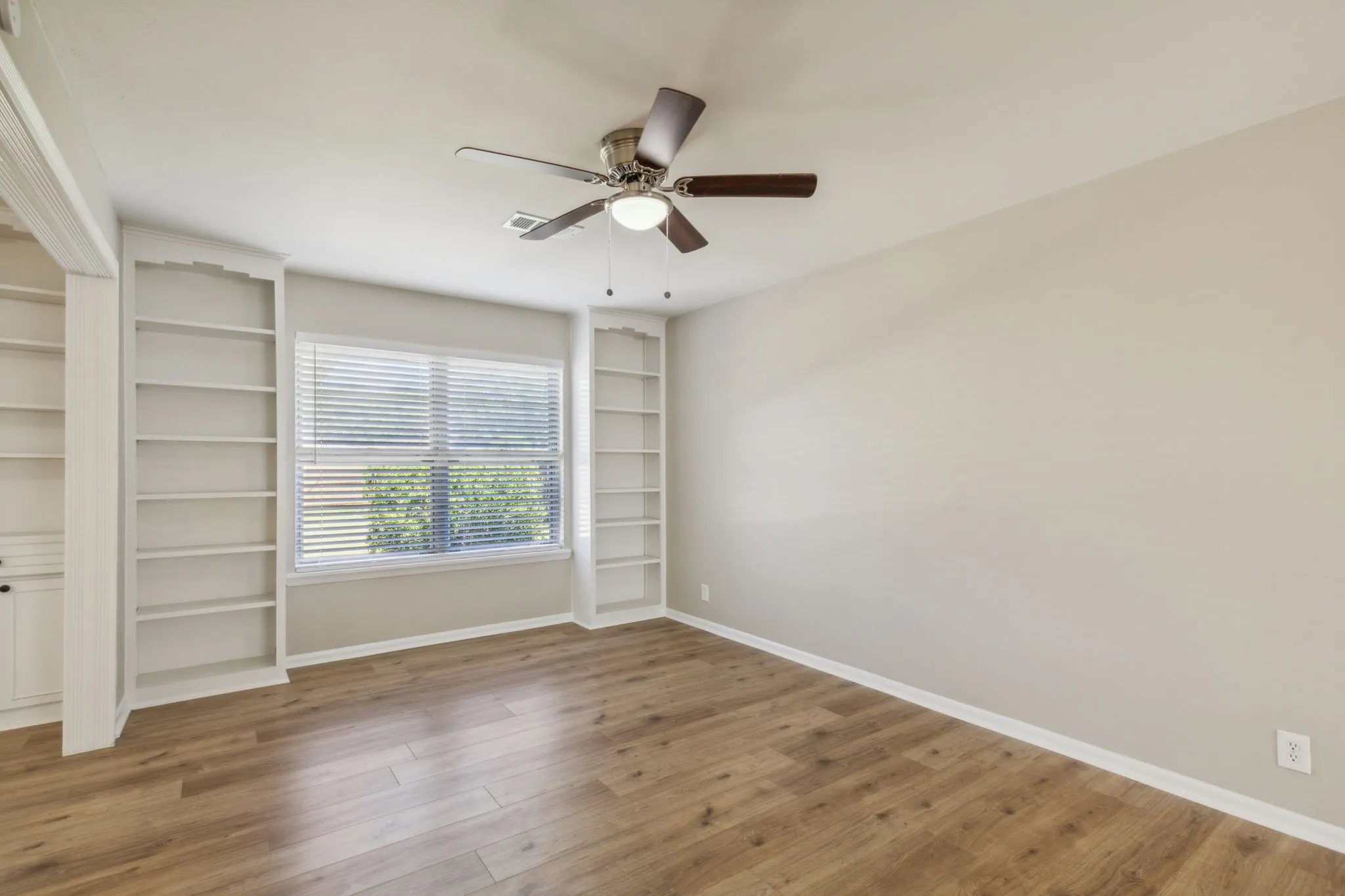 Single Family Residence For Sale in Grayson County , 805 La Salle Drive, Sherman, Texas 75090, 3 Bedroom, 2 Bathroom, 2 Garage spaces, 1,541 Sqft, built in 1964, Preowned, mls#21169142, Real Estate Agent in Sherman, Homes For Sale in Grayson county, Homes For Sale in Sherman, Realtor in Sherman Texas, Real Estate Brokerage Independent Realty Texas, Luminita Cordes Realtor