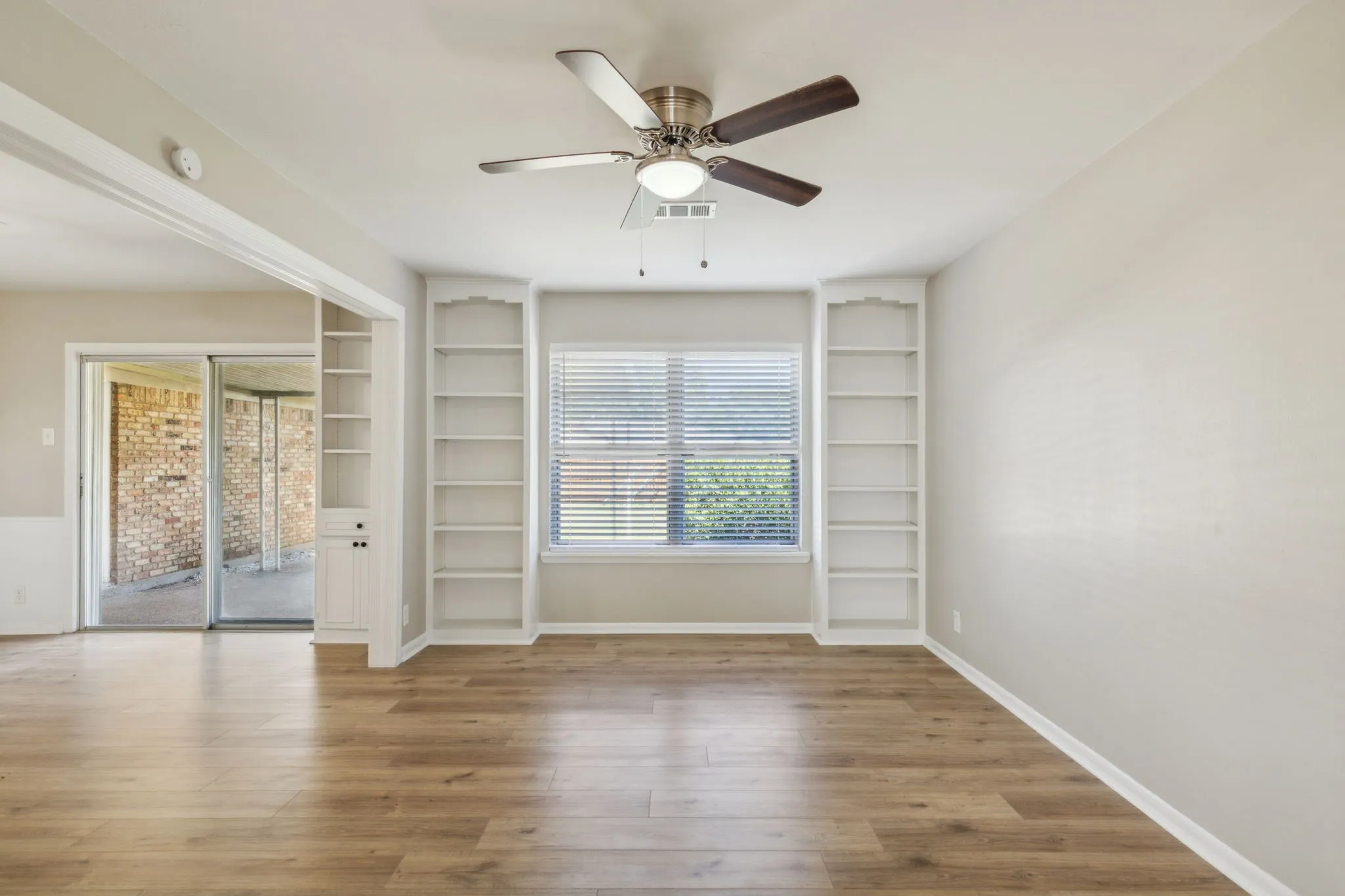 Single Family Residence For Sale in Grayson County , 805 La Salle Drive, Sherman, Texas 75090, 3 Bedroom, 2 Bathroom, 2 Garage spaces, 1,541 Sqft, built in 1964, Preowned, mls#21169142, Real Estate Agent in Sherman, Homes For Sale in Grayson county, Homes For Sale in Sherman, Realtor in Sherman Texas, Real Estate Brokerage Independent Realty Texas, Luminita Cordes Realtor