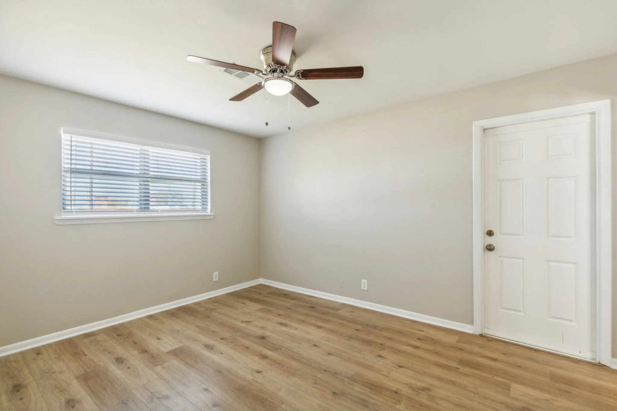 Single Family Residence For Sale in Grayson County , 805 La Salle Drive, Sherman, Texas 75090, 3 Bedroom, 2 Bathroom, 2 Garage spaces, 1,541 Sqft, built in 1964, Preowned, mls#21169142, Real Estate Agent in Sherman, Homes For Sale in Grayson county, Homes For Sale in Sherman, Realtor in Sherman Texas, Real Estate Brokerage Independent Realty Texas, Luminita Cordes Realtor