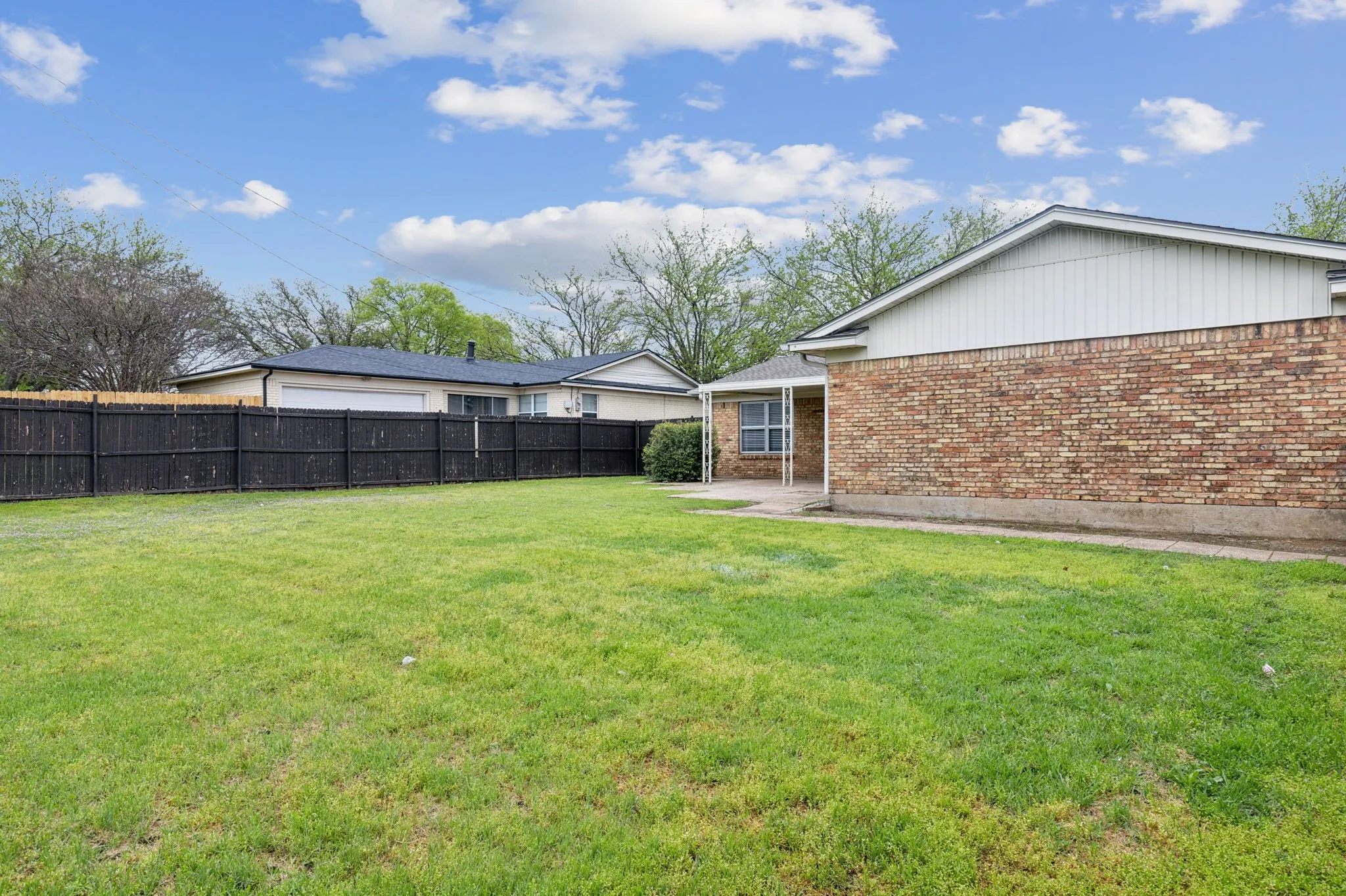 Single Family Residence For Sale in Grayson County , 805 La Salle Drive, Sherman, Texas 75090, 3 Bedroom, 2 Bathroom, 2 Garage spaces, 1,541 Sqft, built in 1964, Preowned, mls#21169142, Real Estate Agent in Sherman, Homes For Sale in Grayson county, Homes For Sale in Sherman, Realtor in Sherman Texas, Real Estate Brokerage Independent Realty Texas, Luminita Cordes Realtor