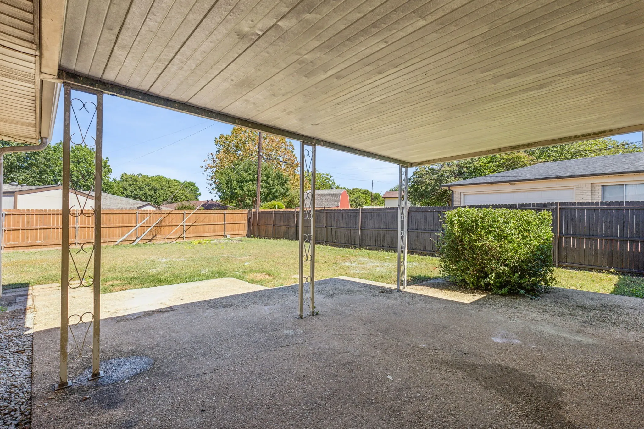 Single Family Residence For Sale in Grayson County , 805 La Salle Drive, Sherman, Texas 75090, 3 Bedroom, 2 Bathroom, 2 Garage spaces, 1,541 Sqft, built in 1964, Preowned, mls#21169142, Real Estate Agent in Sherman, Homes For Sale in Grayson county, Homes For Sale in Sherman, Realtor in Sherman Texas, Real Estate Brokerage Independent Realty Texas, Luminita Cordes Realtor