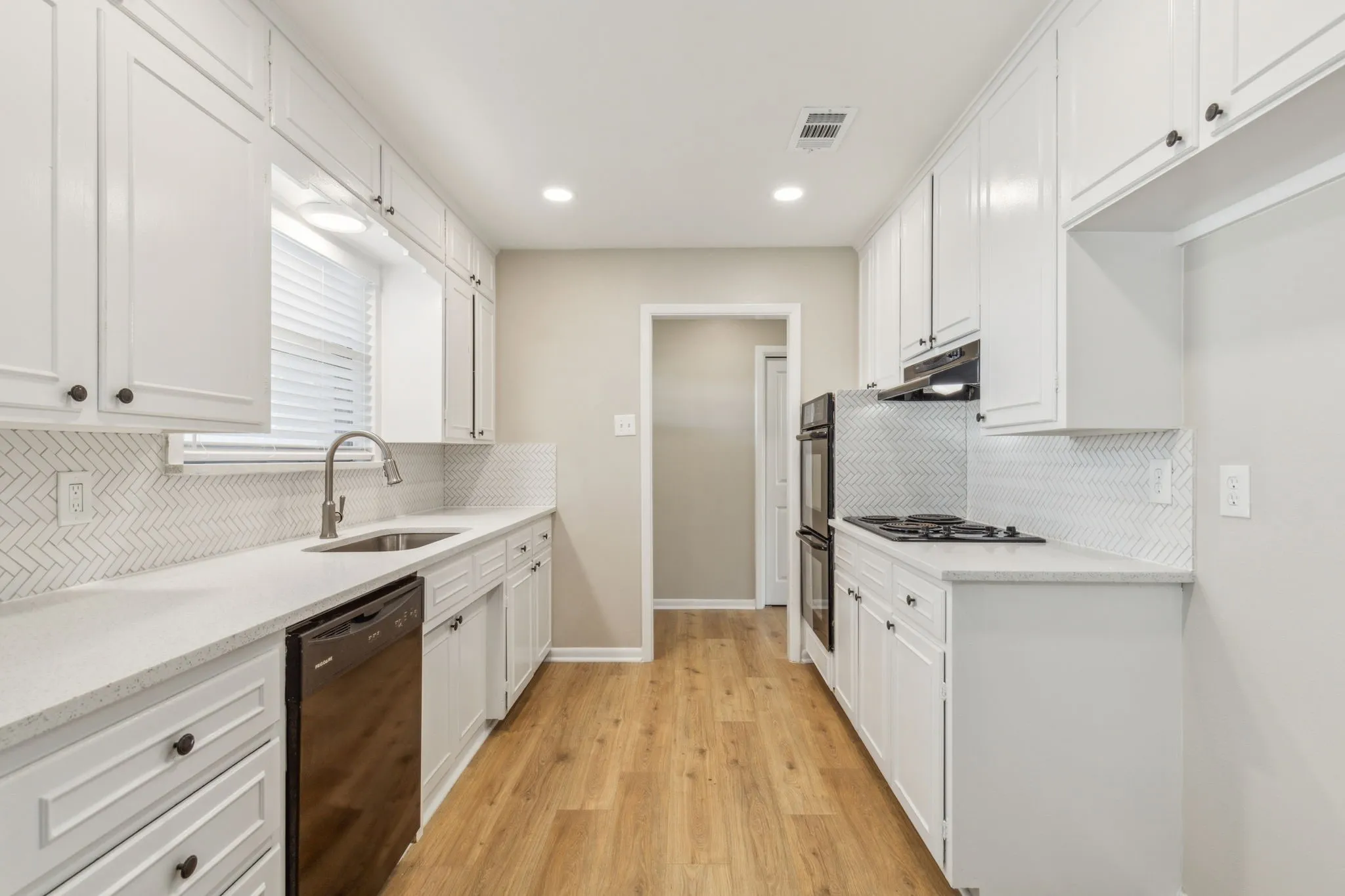 Single Family Residence For Sale in Grayson County , 805 La Salle Drive, Sherman, Texas 75090, 3 Bedroom, 2 Bathroom, 2 Garage spaces, 1,541 Sqft, built in 1964, Preowned, mls#21169142, Real Estate Agent in Sherman, Homes For Sale in Grayson county, Homes For Sale in Sherman, Realtor in Sherman Texas, Real Estate Brokerage Independent Realty Texas, Luminita Cordes Realtor