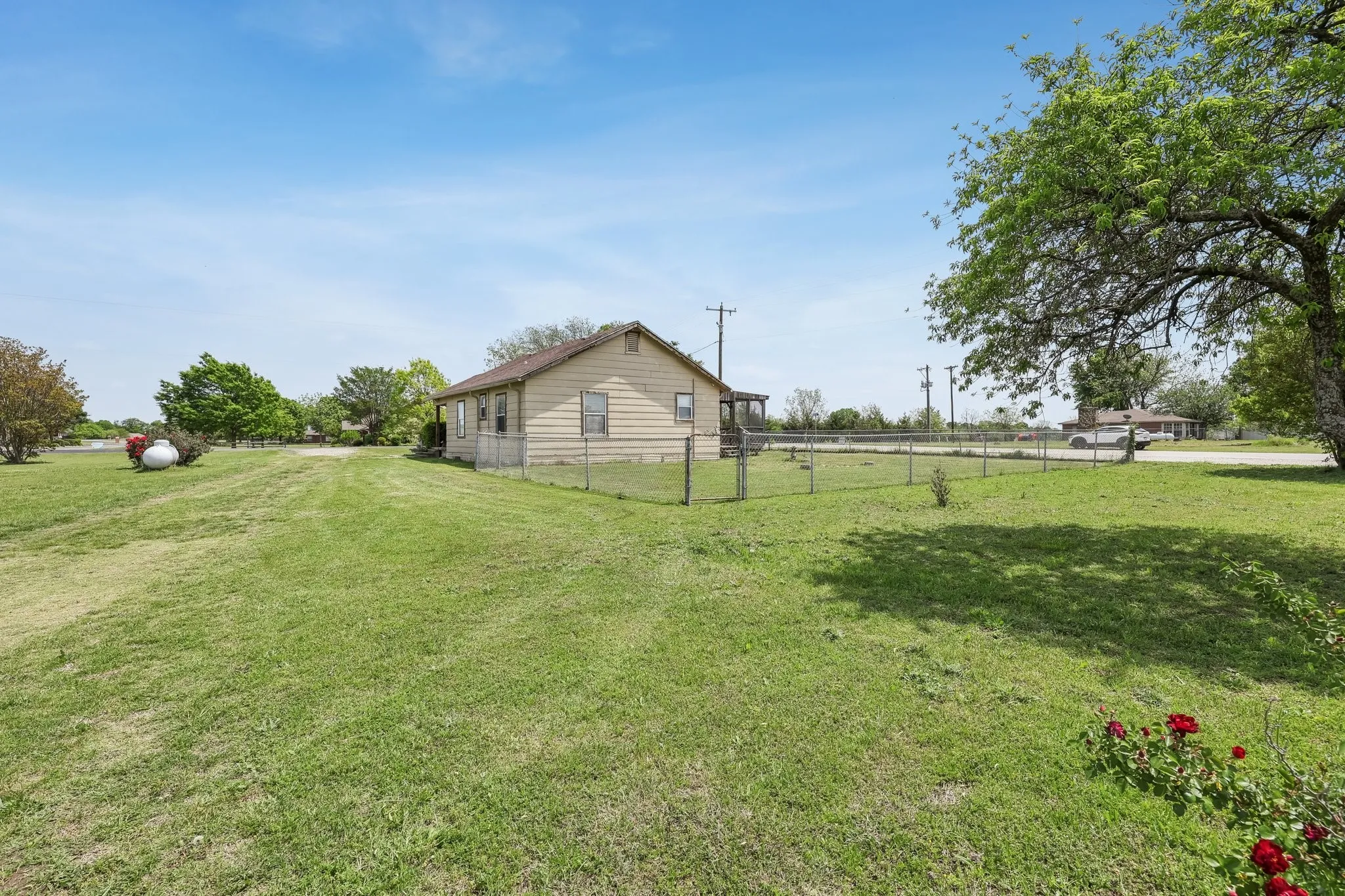 Single Family Residence For Sale in Collin County , 2011 Miller Road, Melissa, Texas 75454, 2 Bedrooms, 1 Bathroom, 3 Garage spaces, 1,155 Sqft, built in 1965, Preowned, Price $1,125,000, mls#21169211, Real Estate Agent in Melissa, Homes For Sale in Collin county, Homes For Sale in Melissa, Realtor in Melissa Texas, Real Estate Brokerage Independent Realty Texas, Luminita Cordes Realtor
