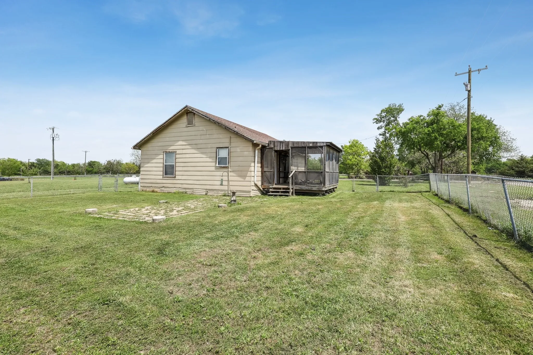 Single Family Residence For Sale in Collin County , 2011 Miller Road, Melissa, Texas 75454, 2 Bedrooms, 1 Bathroom, 3 Garage spaces, 1,155 Sqft, built in 1965, Preowned, Price $1,125,000, mls#21169211, Real Estate Agent in Melissa, Homes For Sale in Collin county, Homes For Sale in Melissa, Realtor in Melissa Texas, Real Estate Brokerage Independent Realty Texas, Luminita Cordes Realtor