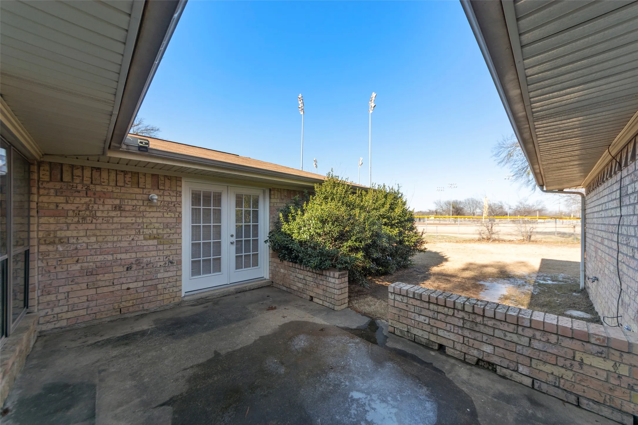 Single Family Residence For Sale in Dallas County , 2827 Cross Timbers Drive, Irving, Texas 75060, 4 Bedroom, 2 Bathroom, 2 Garage spaces, 2,663 Sqft, built in 1978, Preowned, Price $429,900, mls#21169269, Real Estate Agent in Irving, Homes For Sale in Dallas county, Homes For Sale in Irving, Realtor in Irving Texas, Real Estate Brokerage Independent Realty Texas, Luminita Cordes Realtor