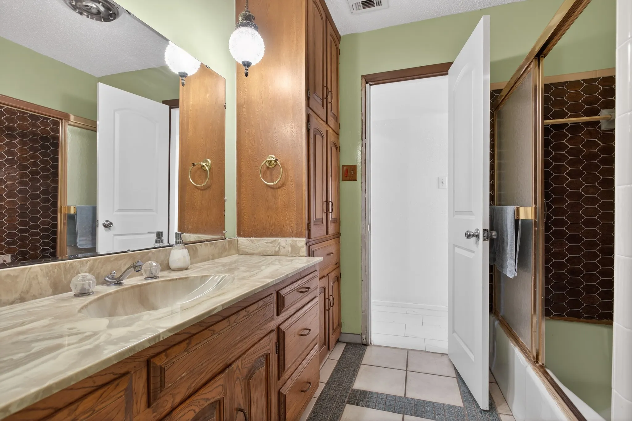 Single Family Residence For Sale in Denton County , 10569 Range Road, Justin, Texas 76247, 4 Bedroom, 3 Bathroom, Garage spaces, 2,444 Sqft, built in 1975, Preowned, mls#21134596, Real Estate Agent in Justin, Homes For Sale in Denton county, Homes For Sale in Justin, Realtor in Justin Texas, Real Estate Brokerage Independent Realty Texas, Luminita Cordes Realtor