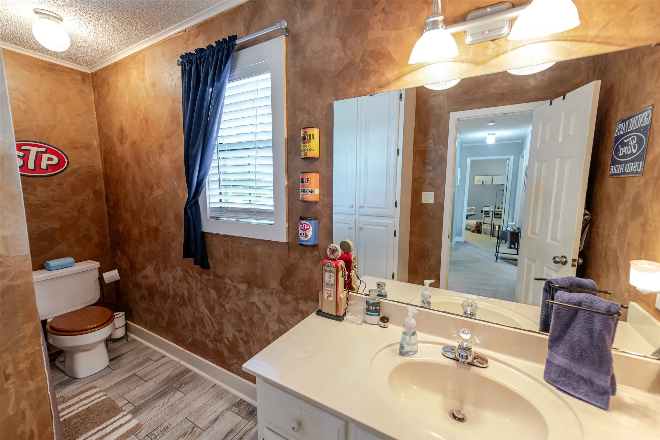Hall/guest bath upstairs