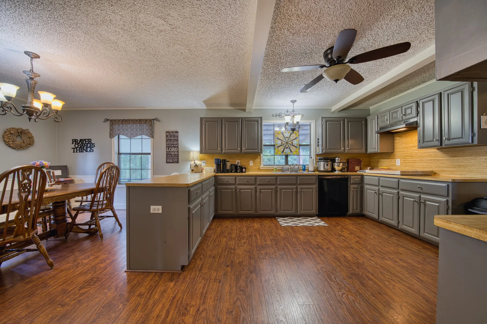 Open kitchen/eating