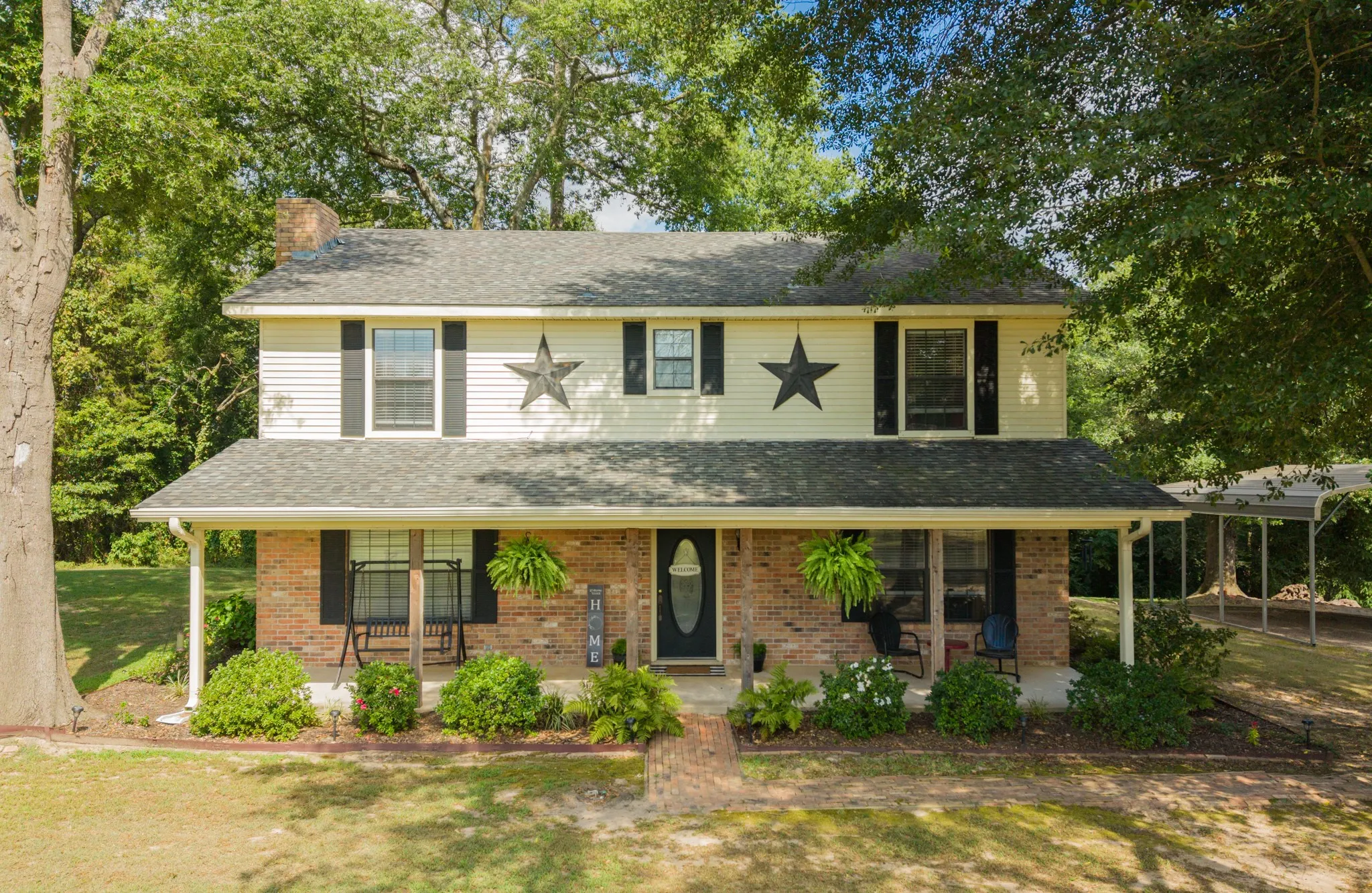 Well-maintained country charm