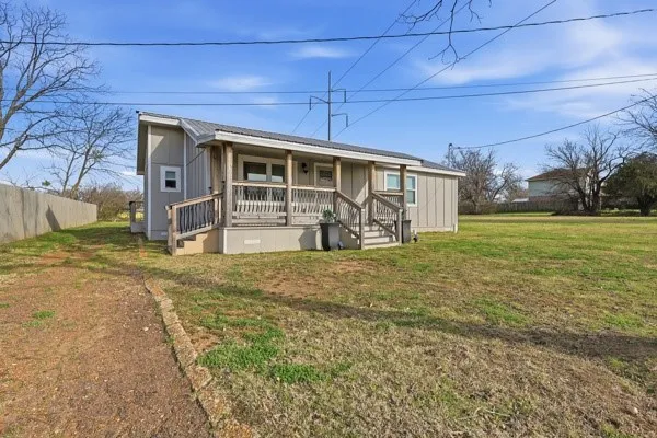 Single Family Residence For Sale in Hopkins County , 108 Reservoir Street, Sulphur Springs, Texas 75482, 3 Bedroom, 3 Bathroom, Garage spaces, 1,392 Sqft, built in 1952, mls#21169328, Real Estate Agent in Sulphur Springs, Homes For Sale in Hopkins county, Homes For Sale in Sulphur Springs, Realtor in Sulphur Springs Texas, Real Estate Brokerage Independent Realty Texas, Luminita Cordes Realtor