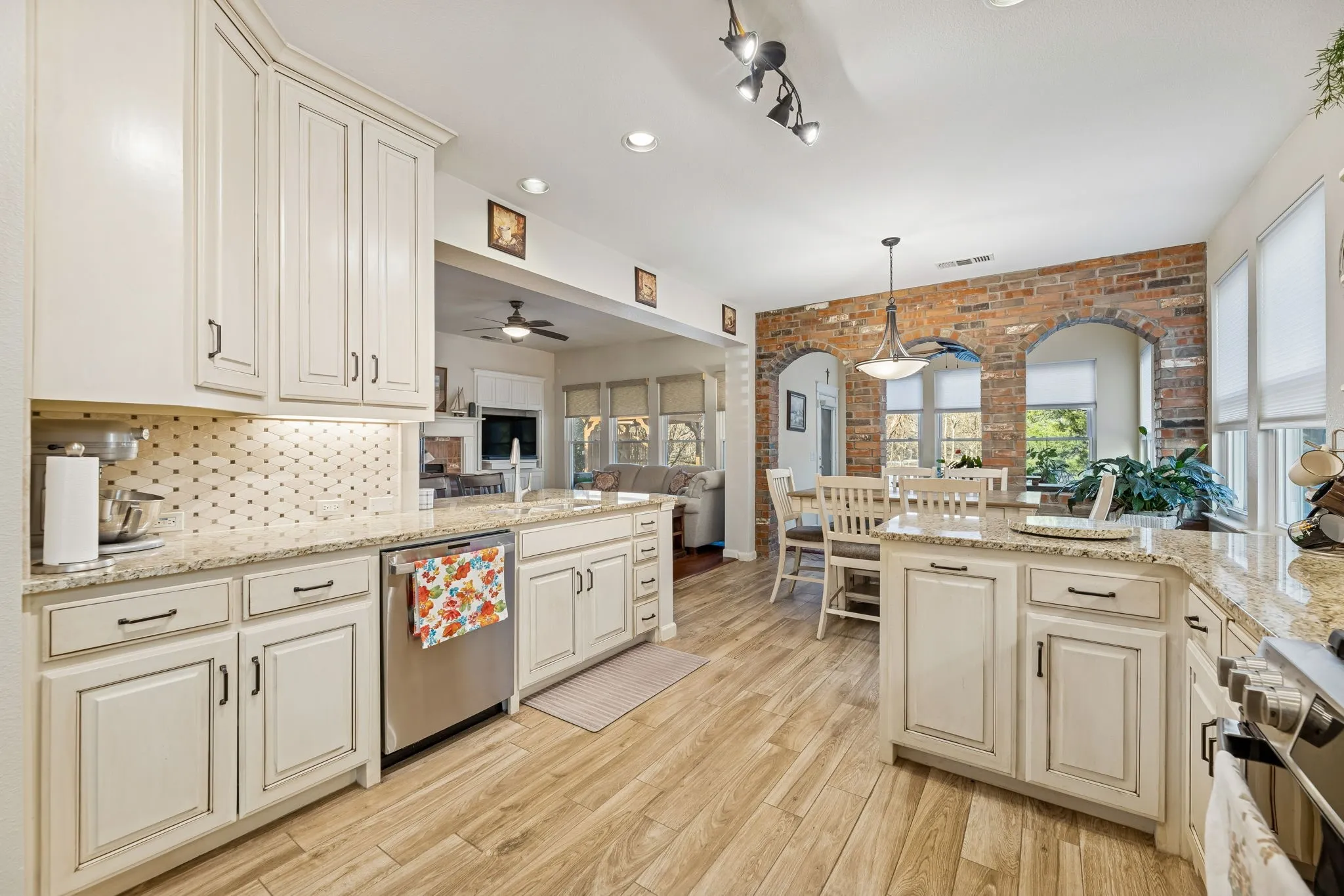 Single Family Residence For Sale in Collin County , 1924 Victoria Circle, Mc Kinney, Texas 75072, 5 Bedroom, 3 Bathroom, 2 Garage spaces, 2,808 Sqft, built in 2002, Preowned, mls#21168732, Real Estate Agent in Mc Kinney, Homes For Sale in Collin county, Homes For Sale in Mc Kinney, Realtor in Mc Kinney Texas, Real Estate Brokerage Independent Realty Texas, Luminita Cordes Realtor