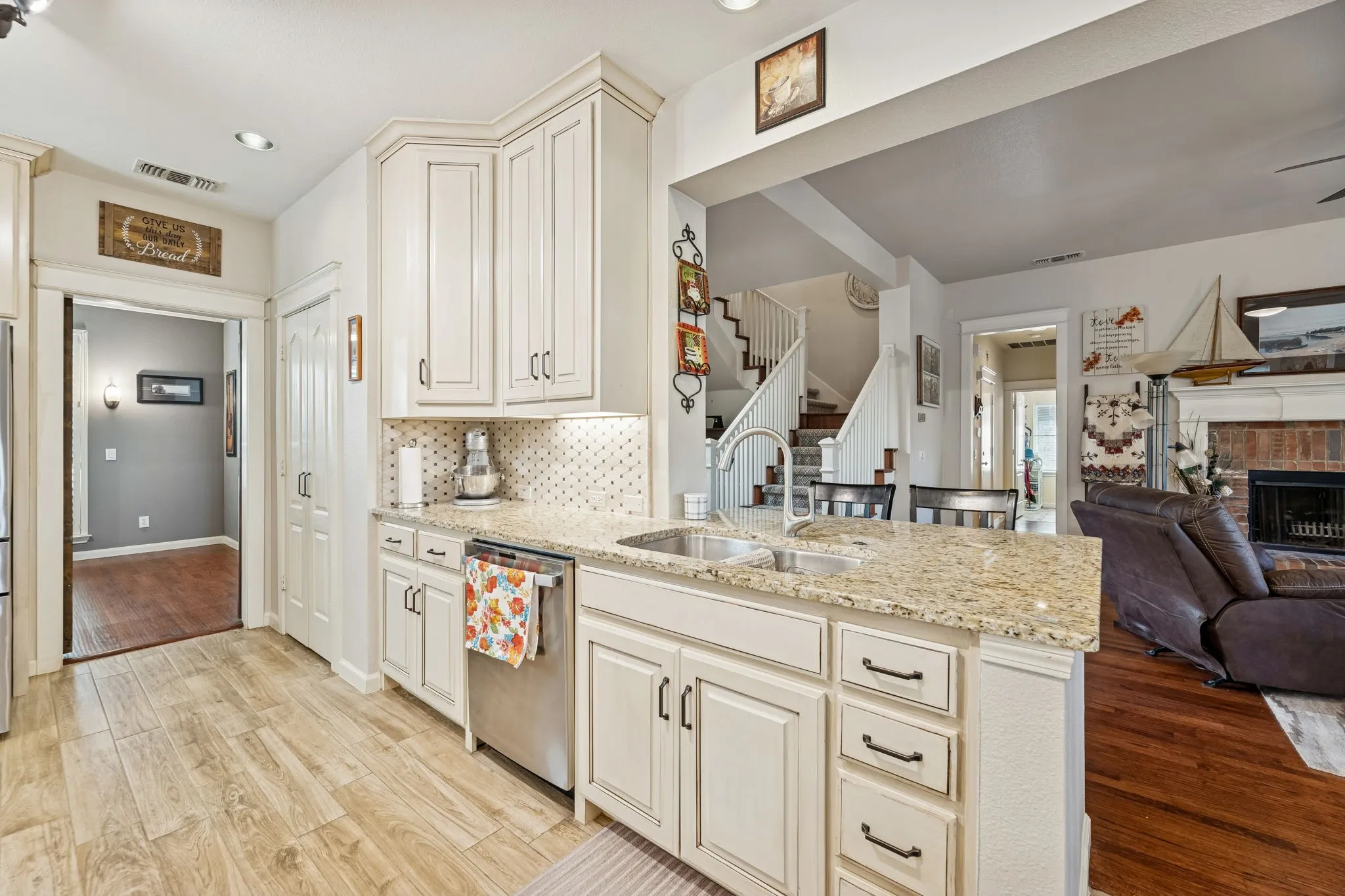 Single Family Residence For Sale in Collin County , 1924 Victoria Circle, Mc Kinney, Texas 75072, 5 Bedroom, 3 Bathroom, 2 Garage spaces, 2,808 Sqft, built in 2002, Preowned, mls#21168732, Real Estate Agent in Mc Kinney, Homes For Sale in Collin county, Homes For Sale in Mc Kinney, Realtor in Mc Kinney Texas, Real Estate Brokerage Independent Realty Texas, Luminita Cordes Realtor