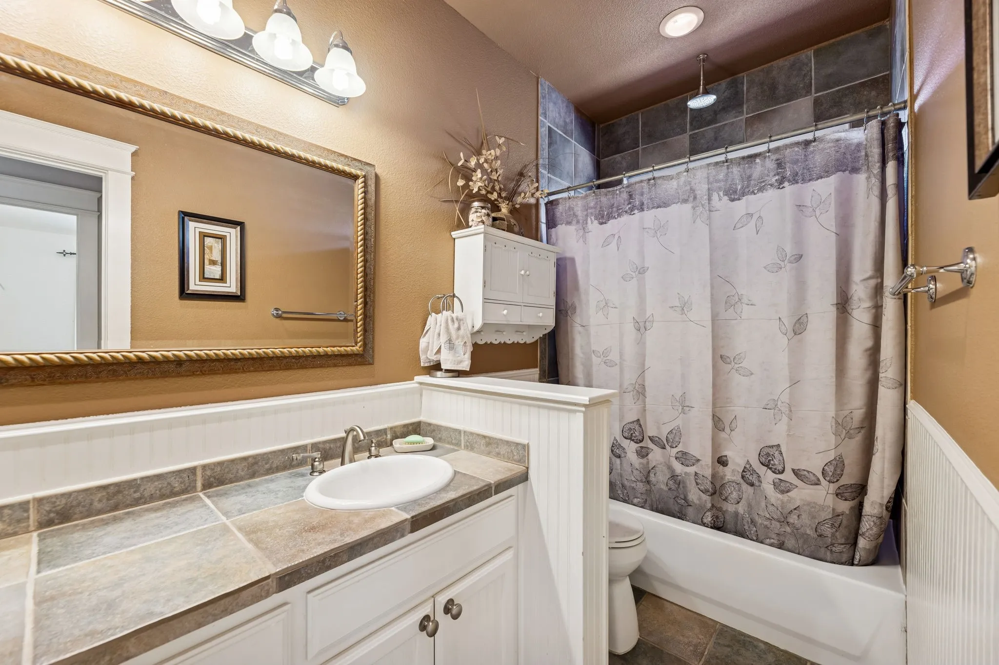 Single Family Residence For Sale in Collin County , 1924 Victoria Circle, Mc Kinney, Texas 75072, 5 Bedroom, 3 Bathroom, 2 Garage spaces, 2,808 Sqft, built in 2002, Preowned, mls#21168732, Real Estate Agent in Mc Kinney, Homes For Sale in Collin county, Homes For Sale in Mc Kinney, Realtor in Mc Kinney Texas, Real Estate Brokerage Independent Realty Texas, Luminita Cordes Realtor