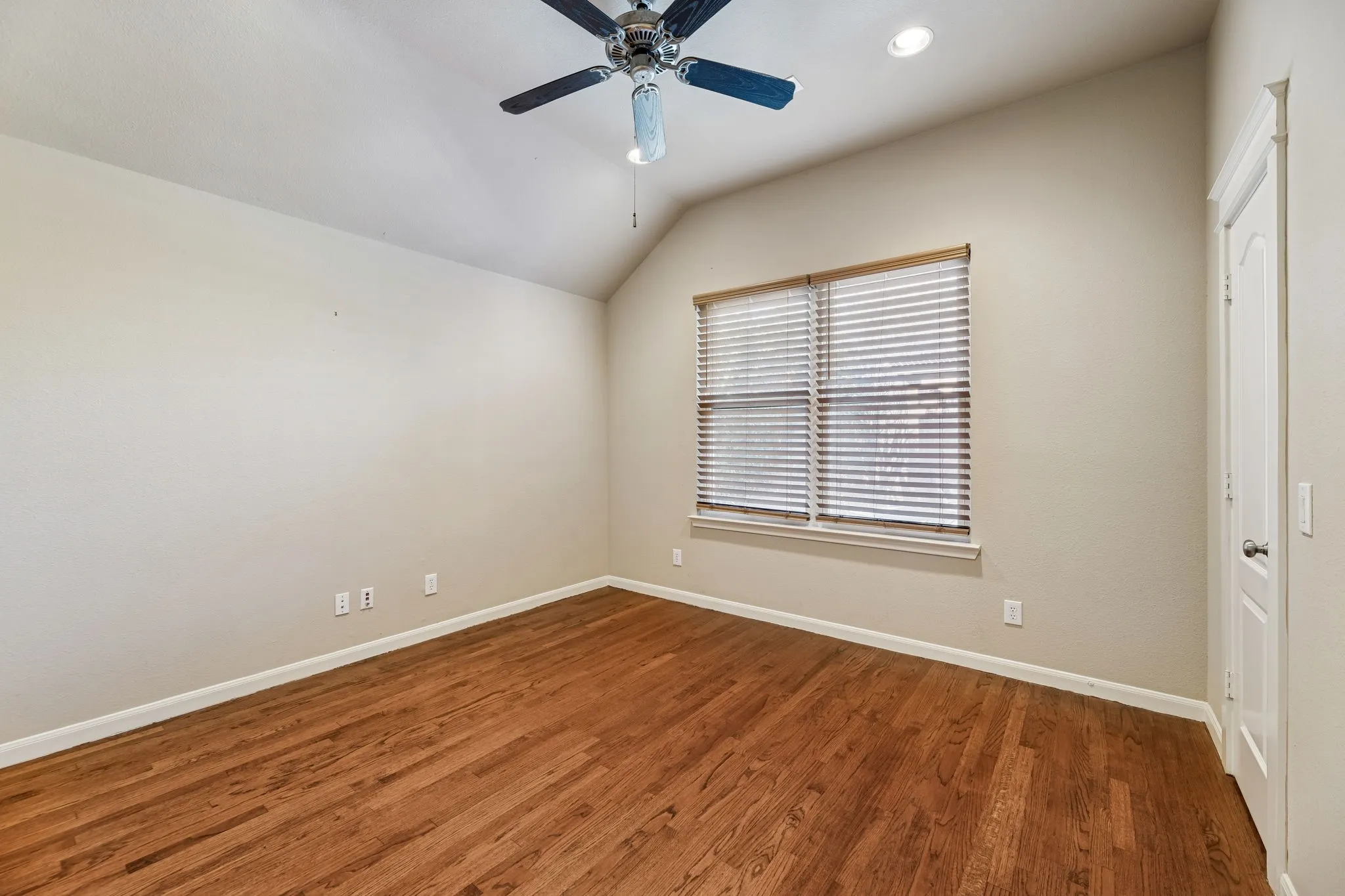 Single Family Residence For Sale in Collin County , 1924 Victoria Circle, Mc Kinney, Texas 75072, 5 Bedroom, 3 Bathroom, 2 Garage spaces, 2,808 Sqft, built in 2002, Preowned, mls#21168732, Real Estate Agent in Mc Kinney, Homes For Sale in Collin county, Homes For Sale in Mc Kinney, Realtor in Mc Kinney Texas, Real Estate Brokerage Independent Realty Texas, Luminita Cordes Realtor