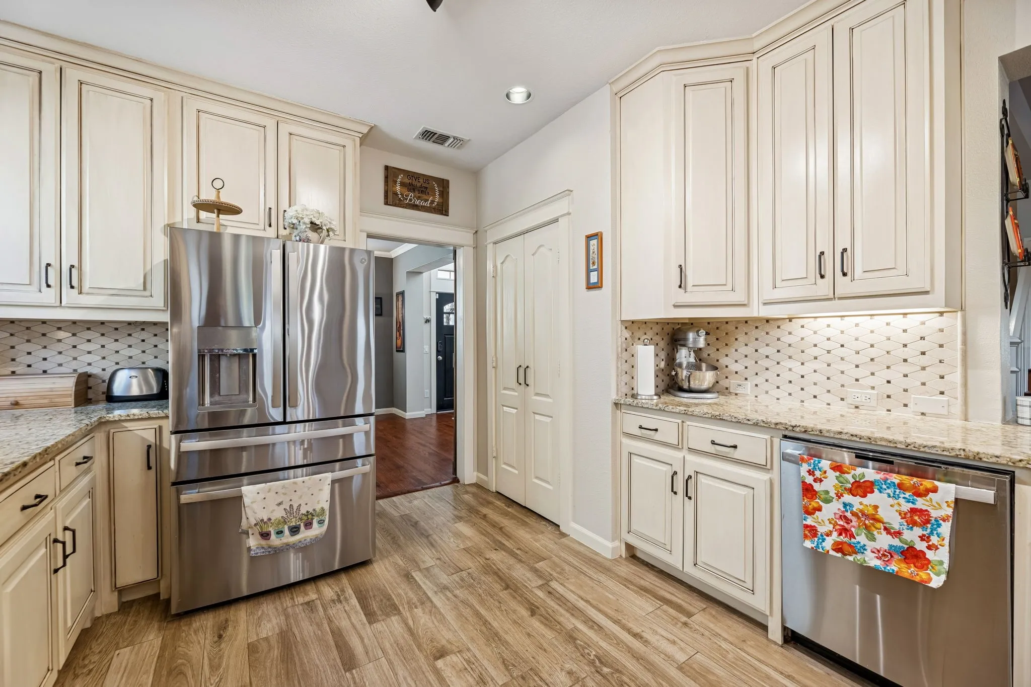 Single Family Residence For Sale in Collin County , 1924 Victoria Circle, Mc Kinney, Texas 75072, 5 Bedroom, 3 Bathroom, 2 Garage spaces, 2,808 Sqft, built in 2002, Preowned, mls#21168732, Real Estate Agent in Mc Kinney, Homes For Sale in Collin county, Homes For Sale in Mc Kinney, Realtor in Mc Kinney Texas, Real Estate Brokerage Independent Realty Texas, Luminita Cordes Realtor