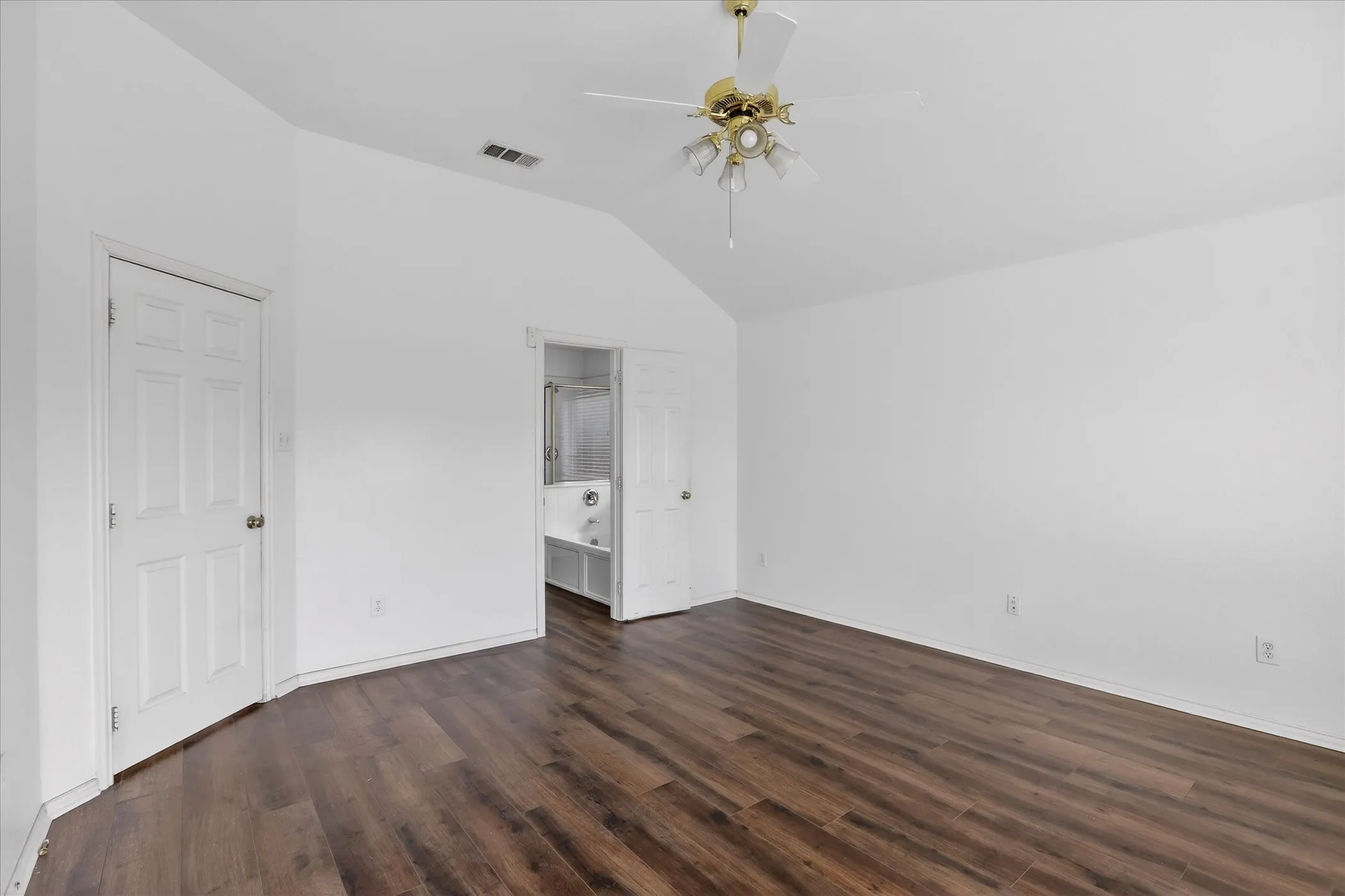 Single Family Residence For Sale in Dallas County , 8417 Romanway Drive, Dallas, Texas 75249, 3 Bedroom, 2 Bathroom, 2 Garage spaces, 1,720 Sqft, built in 2003, mls#21168599, Real Estate Agent in Dallas, Homes For Sale in Dallas county, Homes For Sale in Dallas, Realtor in Dallas Texas, Real Estate Brokerage Independent Realty Texas, Luminita Cordes Realtor