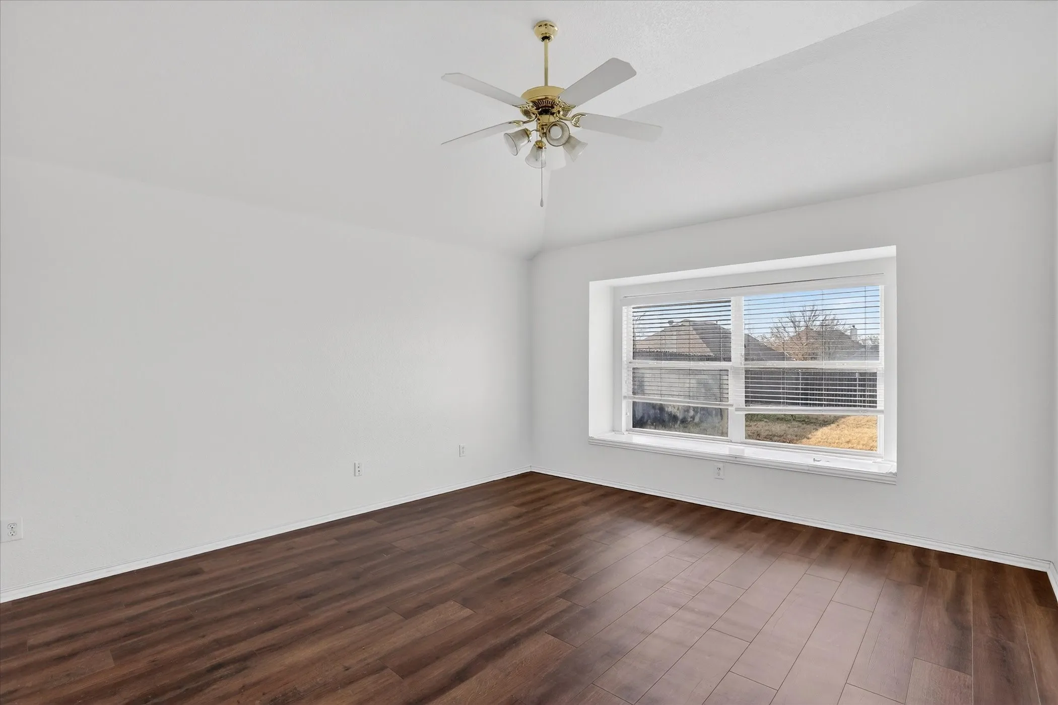 Single Family Residence For Sale in Dallas County , 8417 Romanway Drive, Dallas, Texas 75249, 3 Bedroom, 2 Bathroom, 2 Garage spaces, 1,720 Sqft, built in 2003, mls#21168599, Real Estate Agent in Dallas, Homes For Sale in Dallas county, Homes For Sale in Dallas, Realtor in Dallas Texas, Real Estate Brokerage Independent Realty Texas, Luminita Cordes Realtor