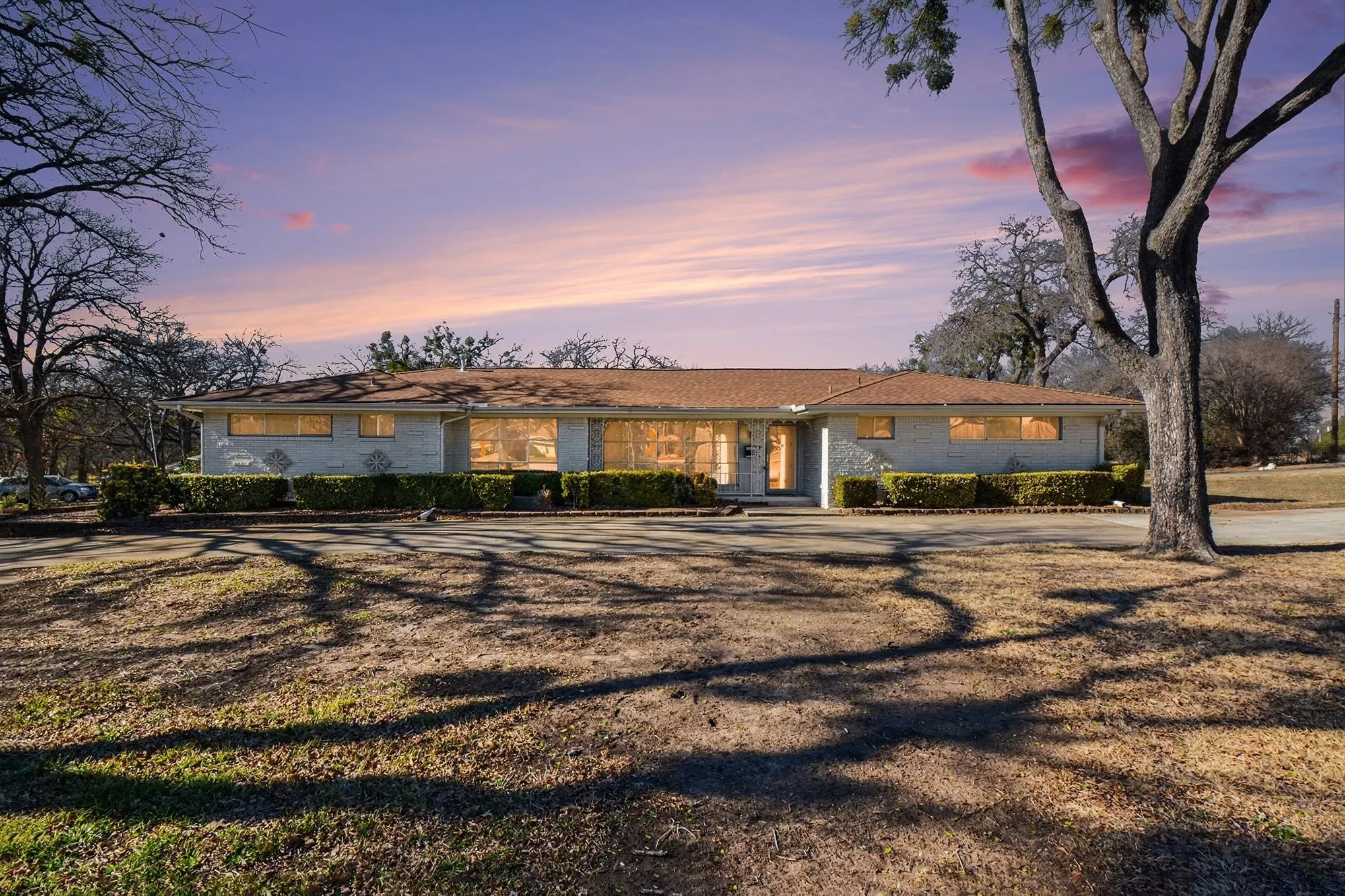 Single Family Residence For Sale in Tarrant County , 215 E Huitt Lane, Euless, Texas 76040, 3 Bedroom, 3 Bathroom, 2 Garage spaces, 2,464 Sqft, built in 1960, Preowned, mls#21168230, Real Estate Agent in Euless, Homes For Sale in Tarrant county, Homes For Sale in Euless, Realtor in Euless Texas, Real Estate Brokerage Independent Realty Texas, Luminita Cordes Realtor