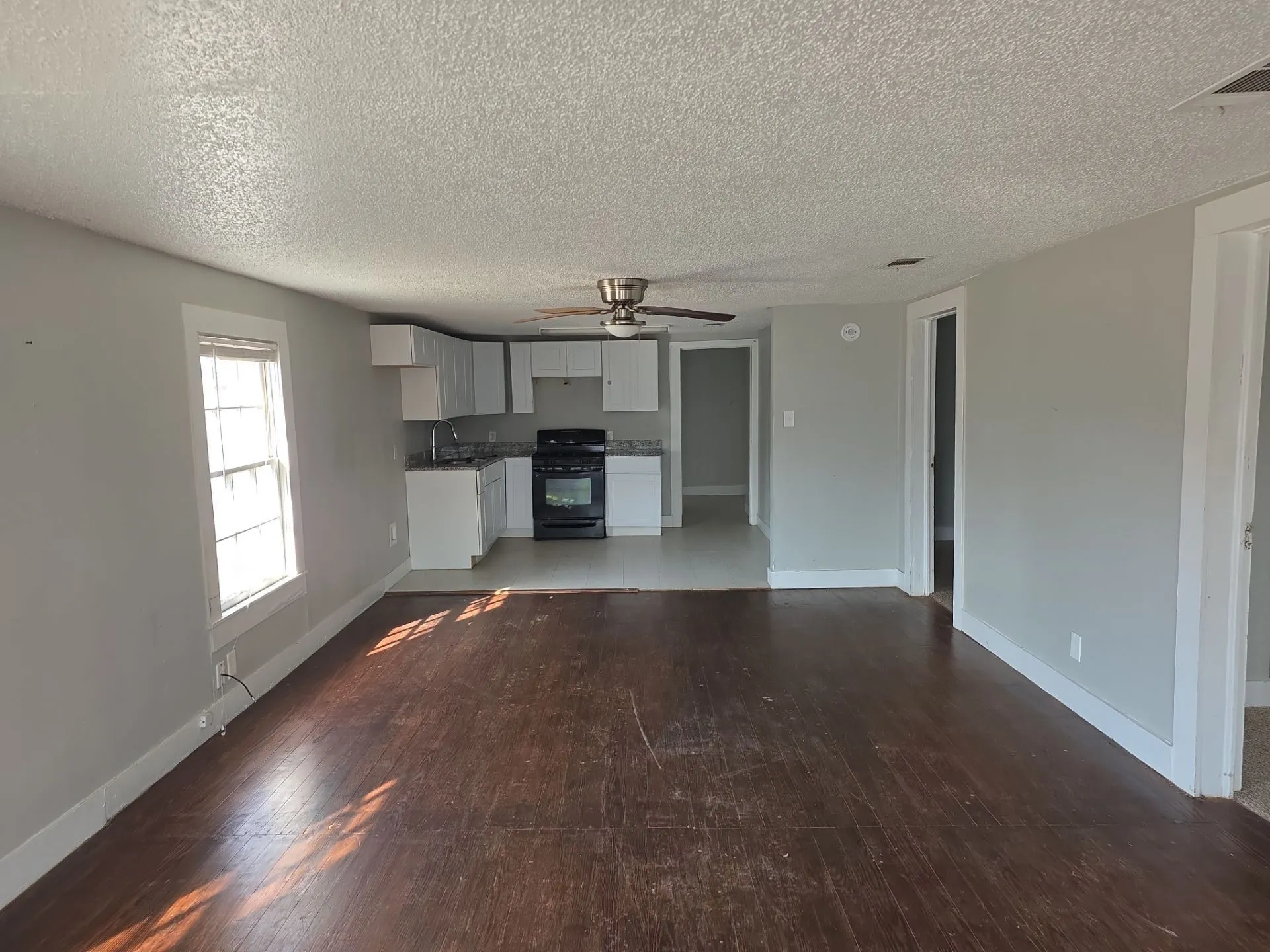 Single Family Residence For Sale in Kaufman County , 402 W 4th Street 1, Kaufman, Texas 75142, 3 Bedroom, 2 Bathroom, Garage spaces, 1,234 Sqft, built in 1930, mls#21169816, Real Estate Agent in Kaufman, Homes For Sale in Kaufman county, Homes For Sale in Kaufman, Realtor in Kaufman Texas, Real Estate Brokerage Independent Realty Texas, Luminita Cordes Realtor