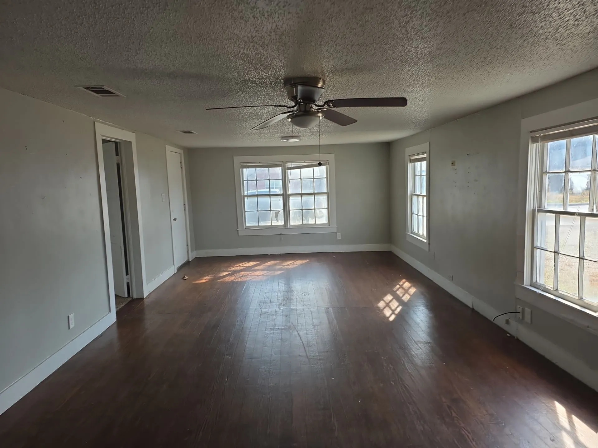 Single Family Residence For Sale in Kaufman County , 402 W 4th Street 1, Kaufman, Texas 75142, 3 Bedroom, 2 Bathroom, Garage spaces, 1,234 Sqft, built in 1930, mls#21169816, Real Estate Agent in Kaufman, Homes For Sale in Kaufman county, Homes For Sale in Kaufman, Realtor in Kaufman Texas, Real Estate Brokerage Independent Realty Texas, Luminita Cordes Realtor
