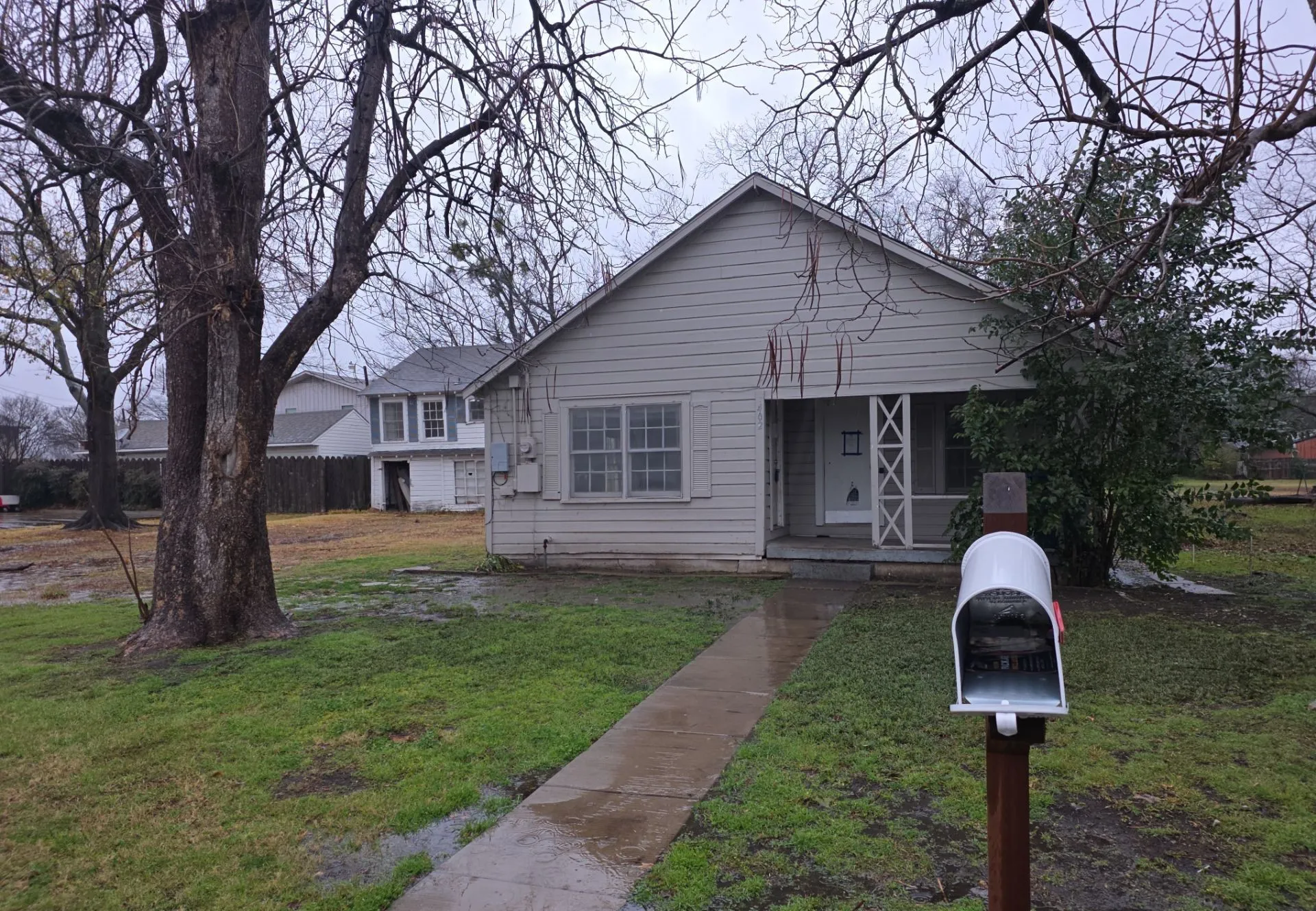 Single Family Residence For Sale in Kaufman County , 402 W 4th Street 1, Kaufman, Texas 75142, 3 Bedroom, 2 Bathroom, Garage spaces, 1,234 Sqft, built in 1930, mls#21169816, Real Estate Agent in Kaufman, Homes For Sale in Kaufman county, Homes For Sale in Kaufman, Realtor in Kaufman Texas, Real Estate Brokerage Independent Realty Texas, Luminita Cordes Realtor