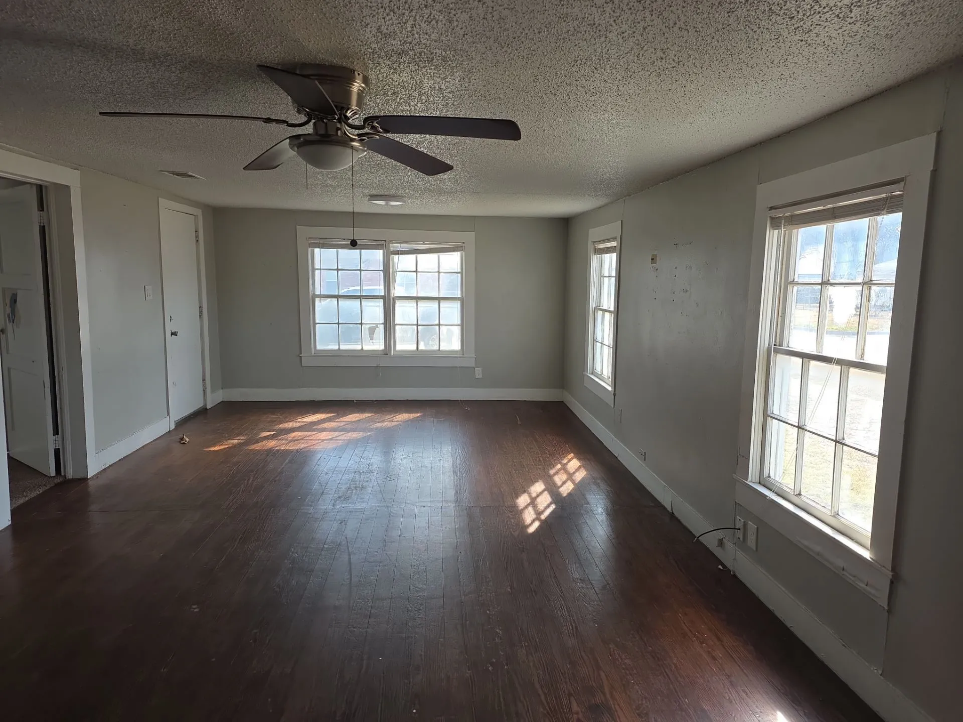 Single Family Residence For Sale in Kaufman County , 402 W 4th Street 1, Kaufman, Texas 75142, 3 Bedroom, 2 Bathroom, Garage spaces, 1,234 Sqft, built in 1930, mls#21169816, Real Estate Agent in Kaufman, Homes For Sale in Kaufman county, Homes For Sale in Kaufman, Realtor in Kaufman Texas, Real Estate Brokerage Independent Realty Texas, Luminita Cordes Realtor