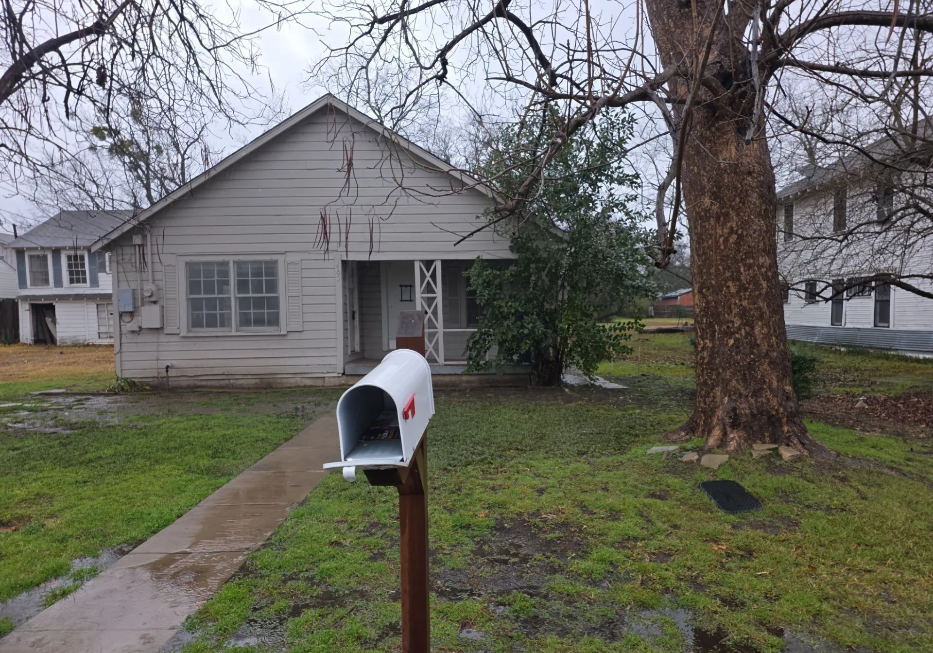 Single Family Residence For Sale in Kaufman County , 402 W 4th Street 1, Kaufman, Texas 75142, 3 Bedroom, 2 Bathroom, Garage spaces, 1,234 Sqft, built in 1930, mls#21169816, Real Estate Agent in Kaufman, Homes For Sale in Kaufman county, Homes For Sale in Kaufman, Realtor in Kaufman Texas, Real Estate Brokerage Independent Realty Texas, Luminita Cordes Realtor