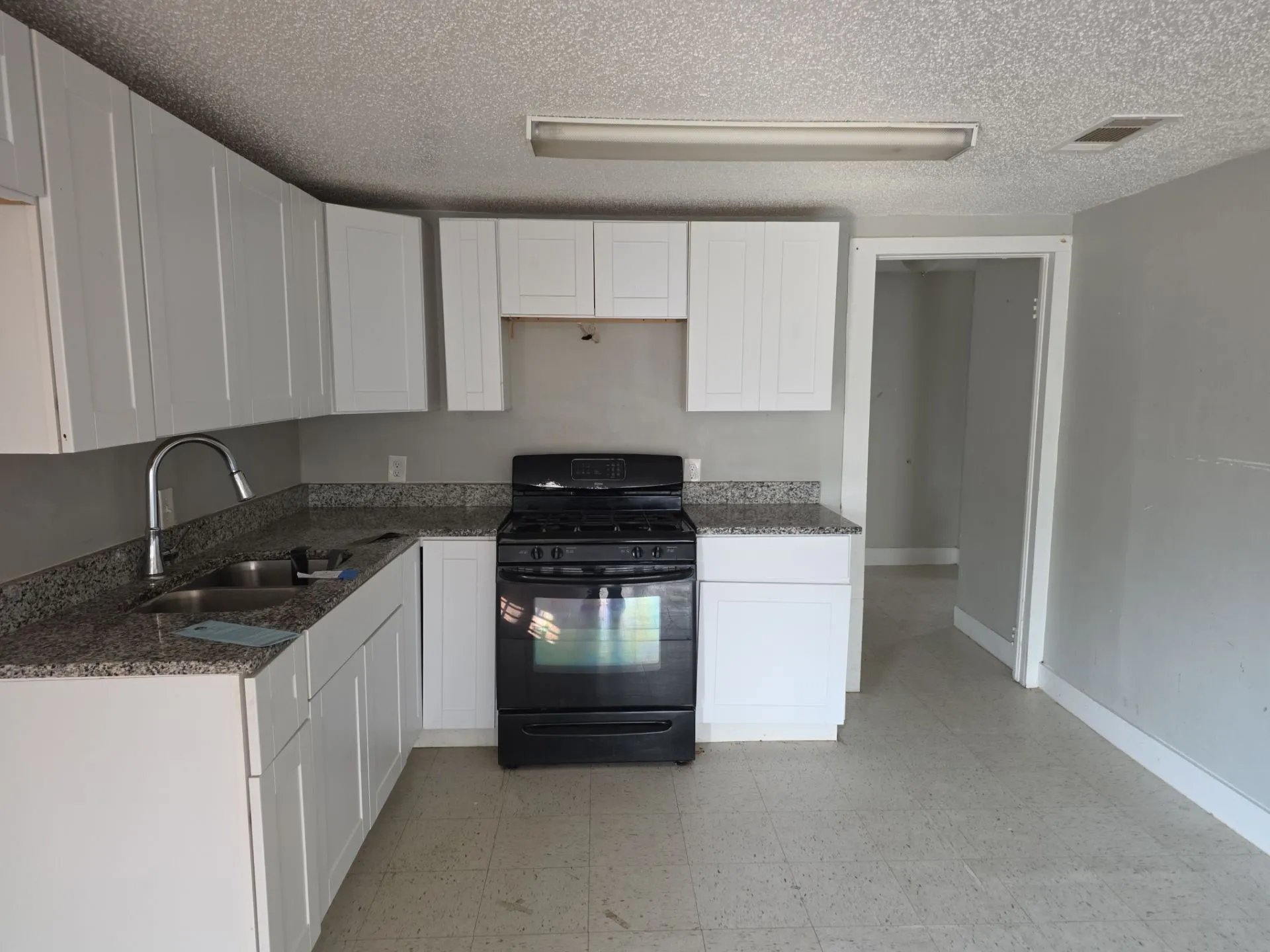 Single Family Residence For Sale in Kaufman County , 402 W 4th Street 1, Kaufman, Texas 75142, 3 Bedroom, 2 Bathroom, Garage spaces, 1,234 Sqft, built in 1930, mls#21169816, Real Estate Agent in Kaufman, Homes For Sale in Kaufman county, Homes For Sale in Kaufman, Realtor in Kaufman Texas, Real Estate Brokerage Independent Realty Texas, Luminita Cordes Realtor