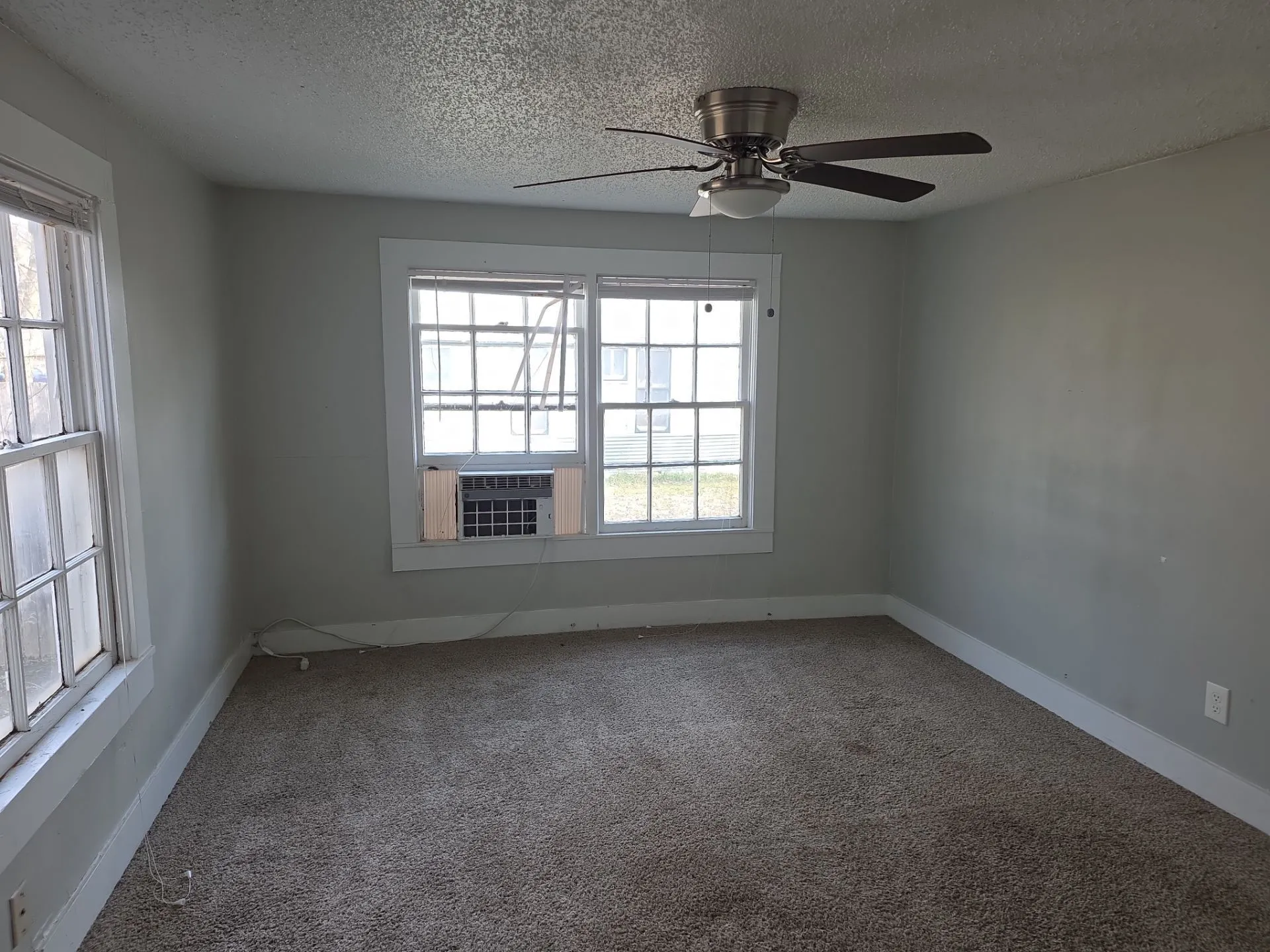 Single Family Residence For Sale in Kaufman County , 402 W 4th Street 1, Kaufman, Texas 75142, 3 Bedroom, 2 Bathroom, Garage spaces, 1,234 Sqft, built in 1930, mls#21169816, Real Estate Agent in Kaufman, Homes For Sale in Kaufman county, Homes For Sale in Kaufman, Realtor in Kaufman Texas, Real Estate Brokerage Independent Realty Texas, Luminita Cordes Realtor