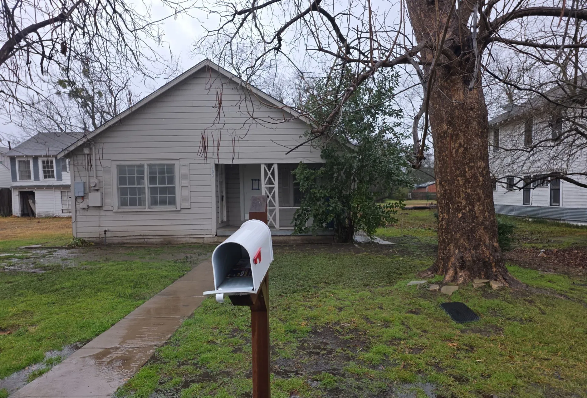 Single Family Residence For Sale in Kaufman County , 402 W 4th Street 1, Kaufman, Texas 75142, 3 Bedroom, 2 Bathroom, Garage spaces, 1,234 Sqft, built in 1930, mls#21169816, Real Estate Agent in Kaufman, Homes For Sale in Kaufman county, Homes For Sale in Kaufman, Realtor in Kaufman Texas, Real Estate Brokerage Independent Realty Texas, Luminita Cordes Realtor